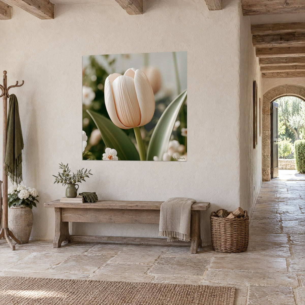 Tableau fleur pêche pâle sur tige verte, fleurettes blanches floues, mur en pierre et couloir voûté de la maison