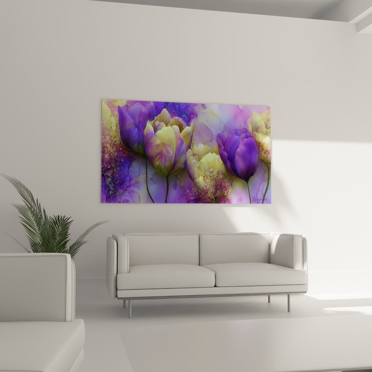 Pétales de tulipes mauves et jaune citron accrochés au-dessus d'un canapé dans un salon lumineux