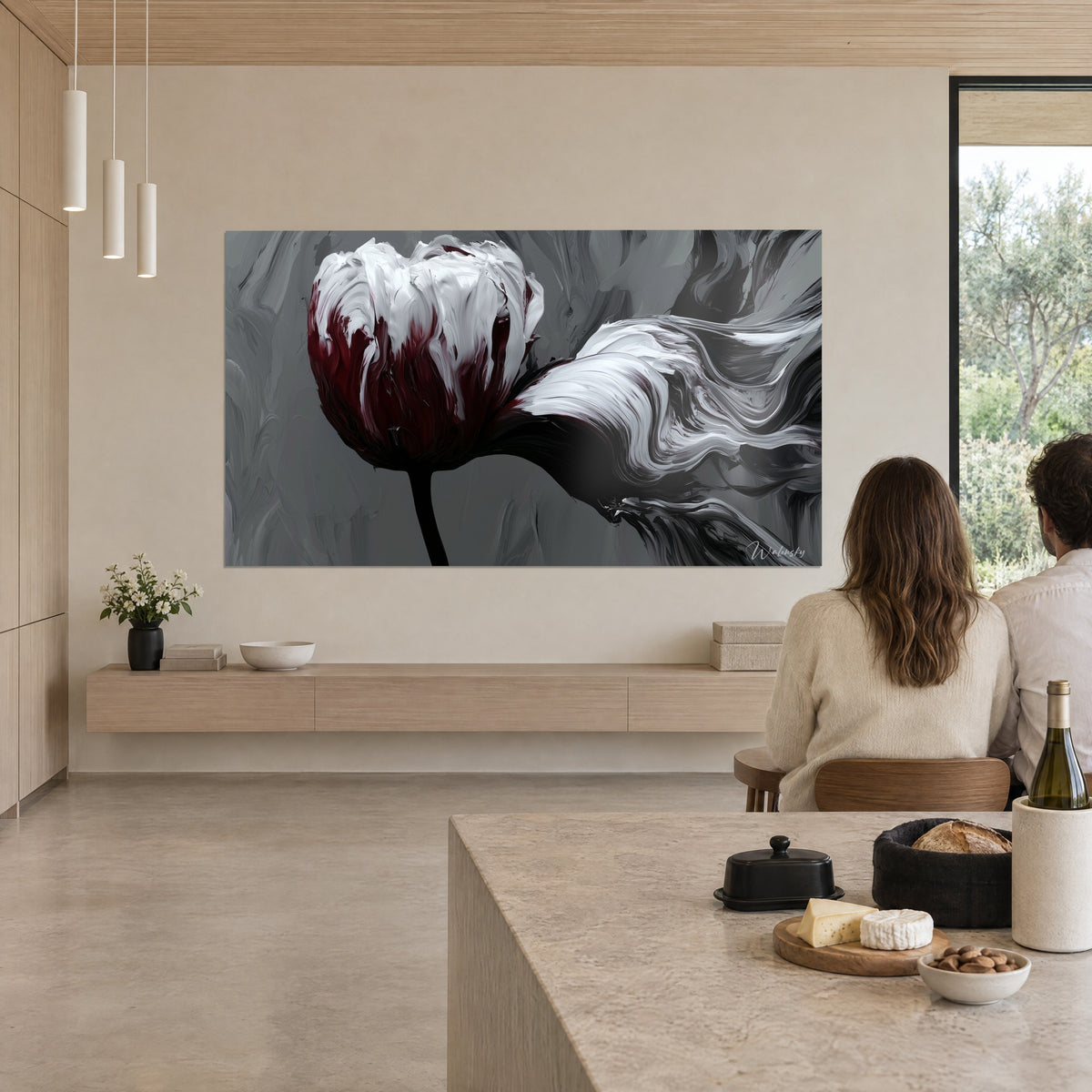 Tableau bouton floral blanc crème aux coulées bordeaux et rubans noirs ondulants, face à deux personnes de dos, cuisine ouverte en bois clair