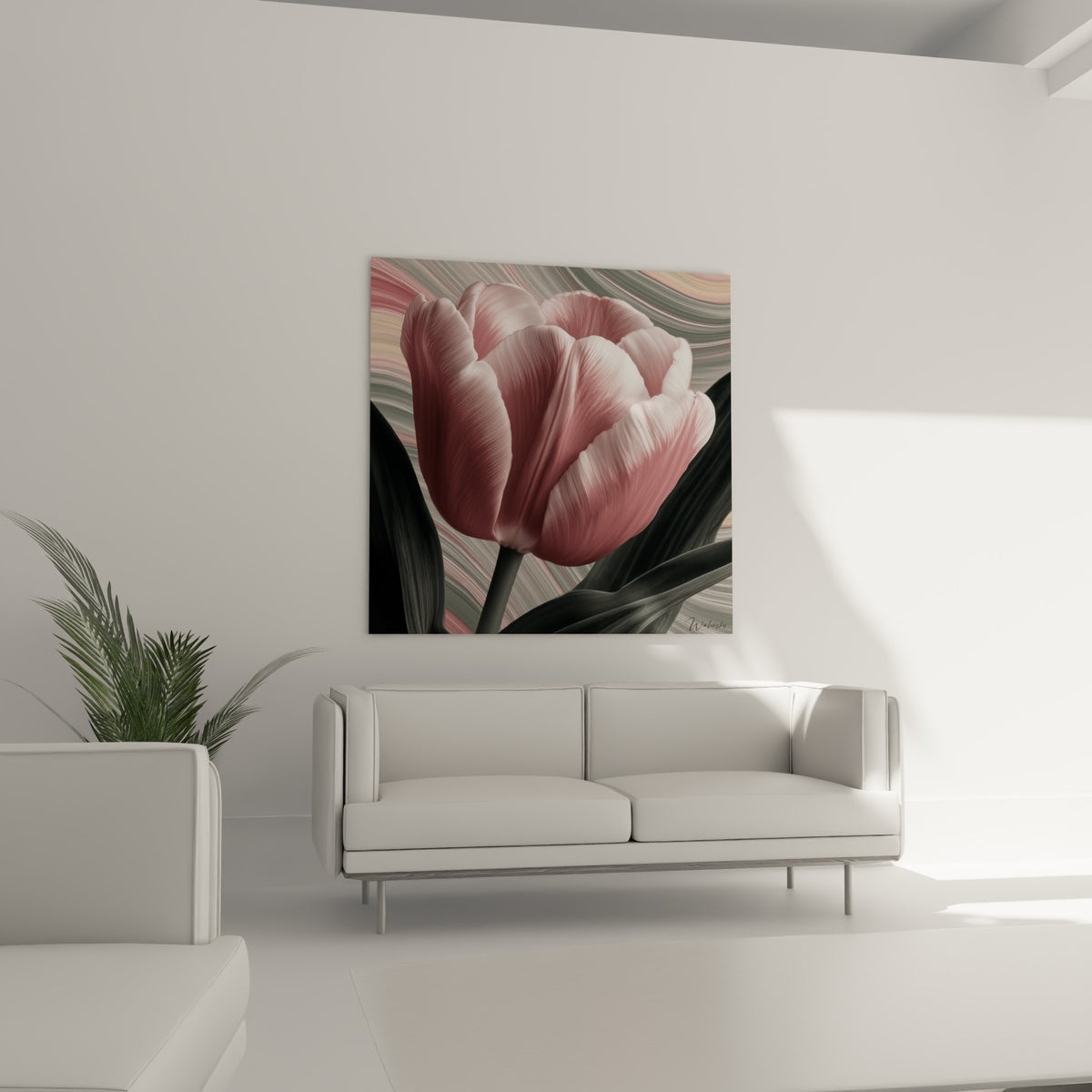 Fleur de tulipe rose et grise aux textures fluides trône au-dessus d'un canapé dans un salon lumineux.