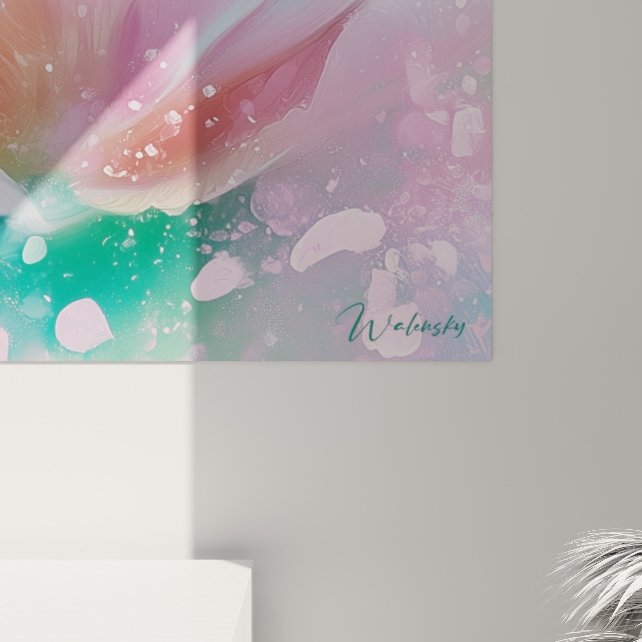 Pétales de tulipe rose et blanc à la texture aquarelle, gouttelettes fines et coulures turquoise visibles de près