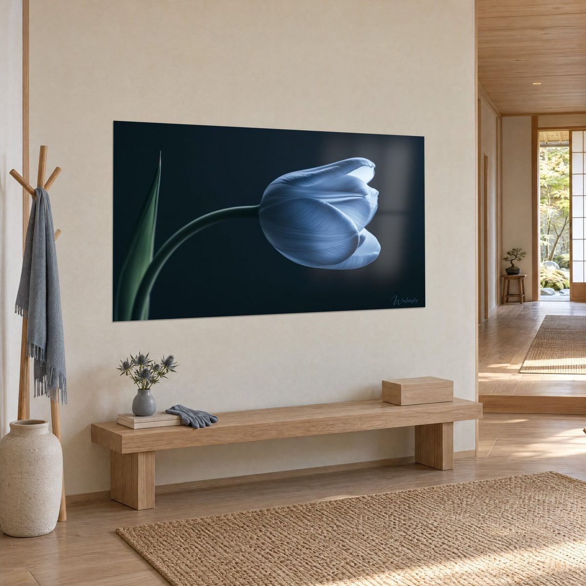 Tableau fleur au calice bleu ciel et à la tige arquée vert sombre, fond nuit, vue de trois-quarts près d'une entrée