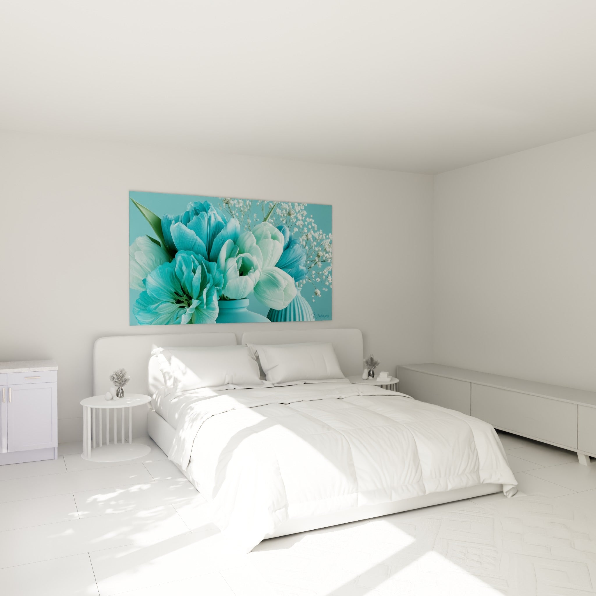 Tulipes turquoise et blanc translucide au-dessus d'un lit dans une chambre claire