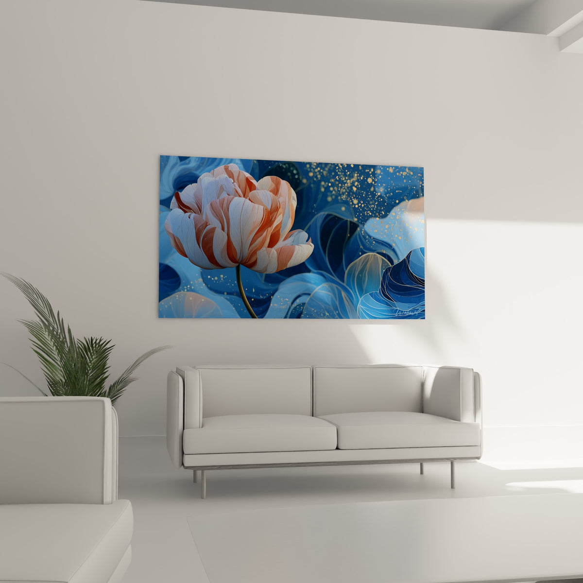 Pétales corail et blanc nacré contrastant avec un fond bleu nuit, au-dessus d'un canapé dans un salon lumineux