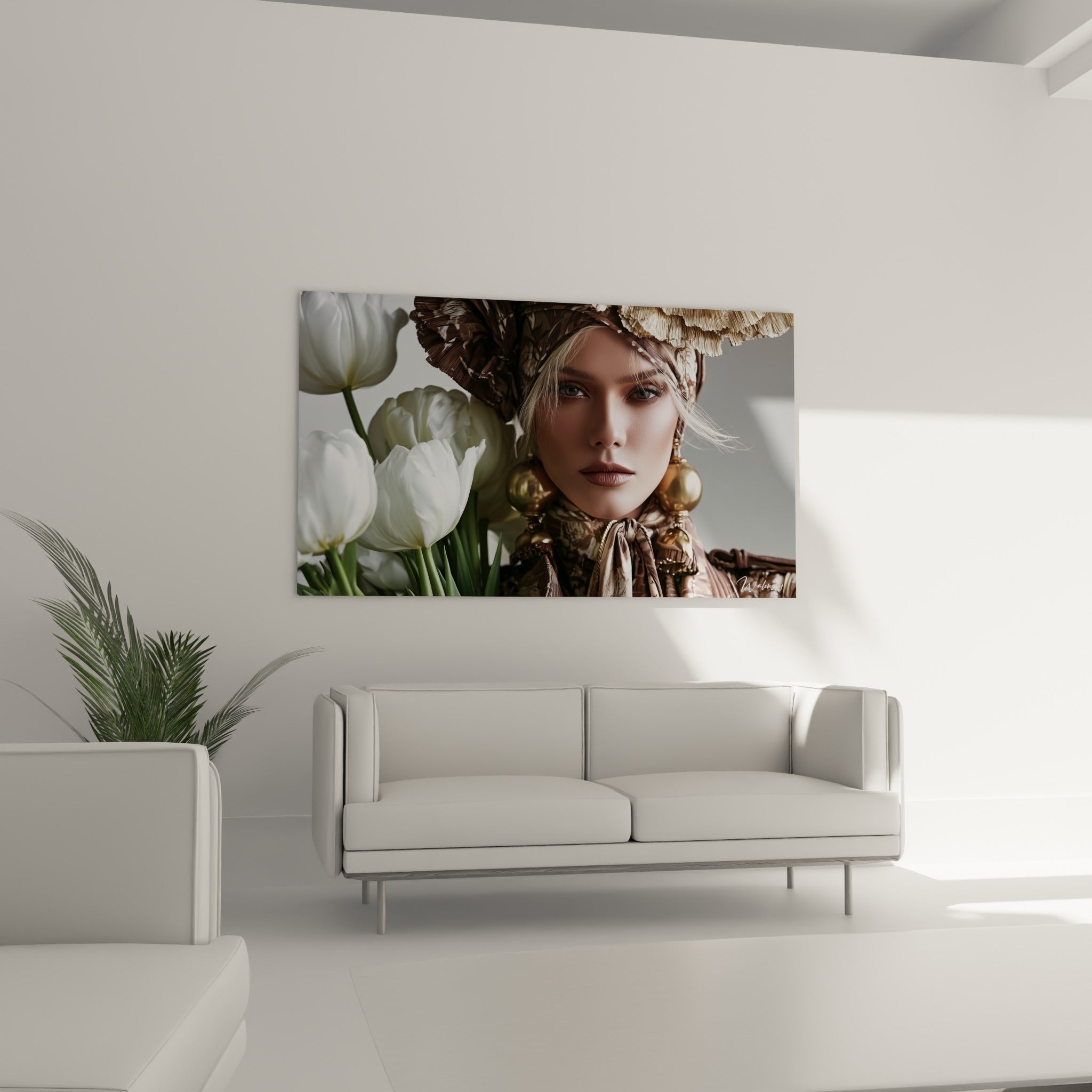 Bijoux dorés et pétales blancs se côtoient sur ce portrait, au-dessus d'un canapé dans un salon lumineux