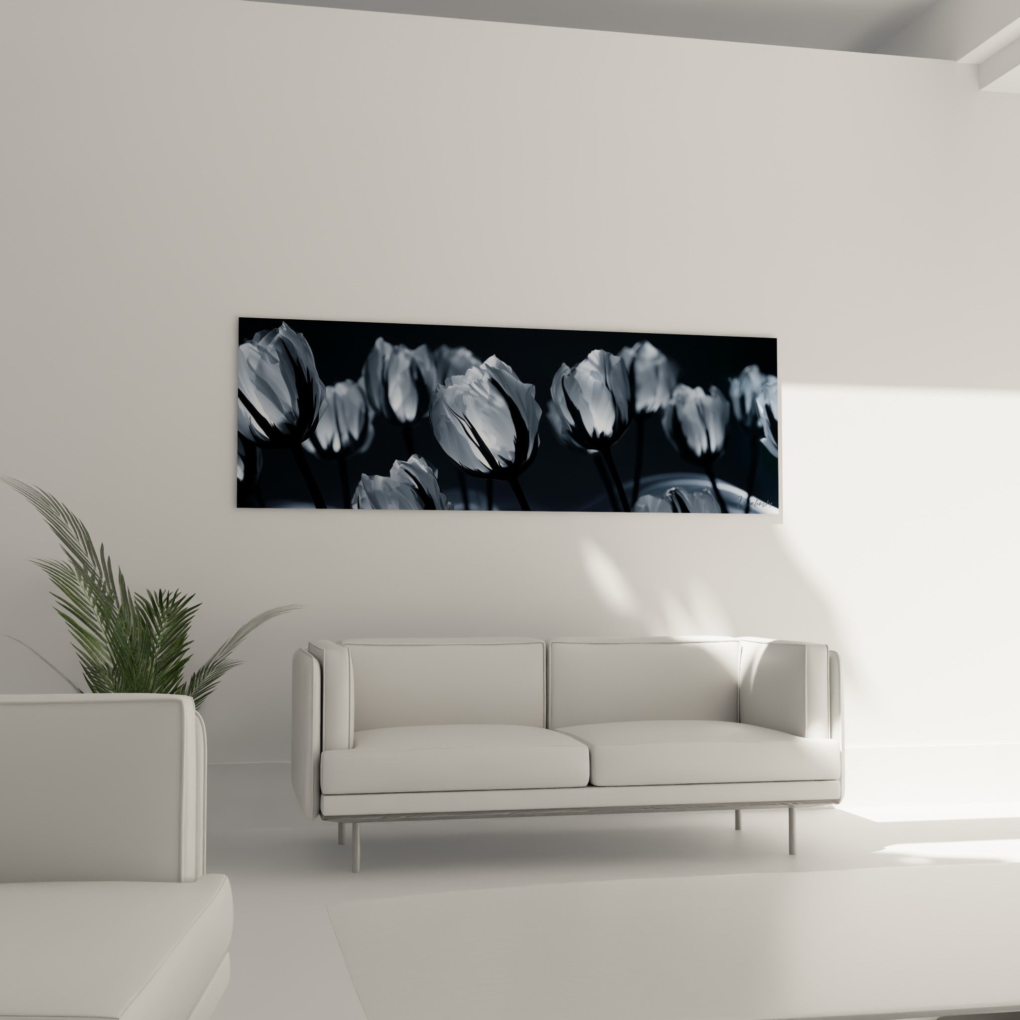 Pétales blancs lumineux et fond bleu marine profond installés au-dessus d'un canapé dans un salon lumineux