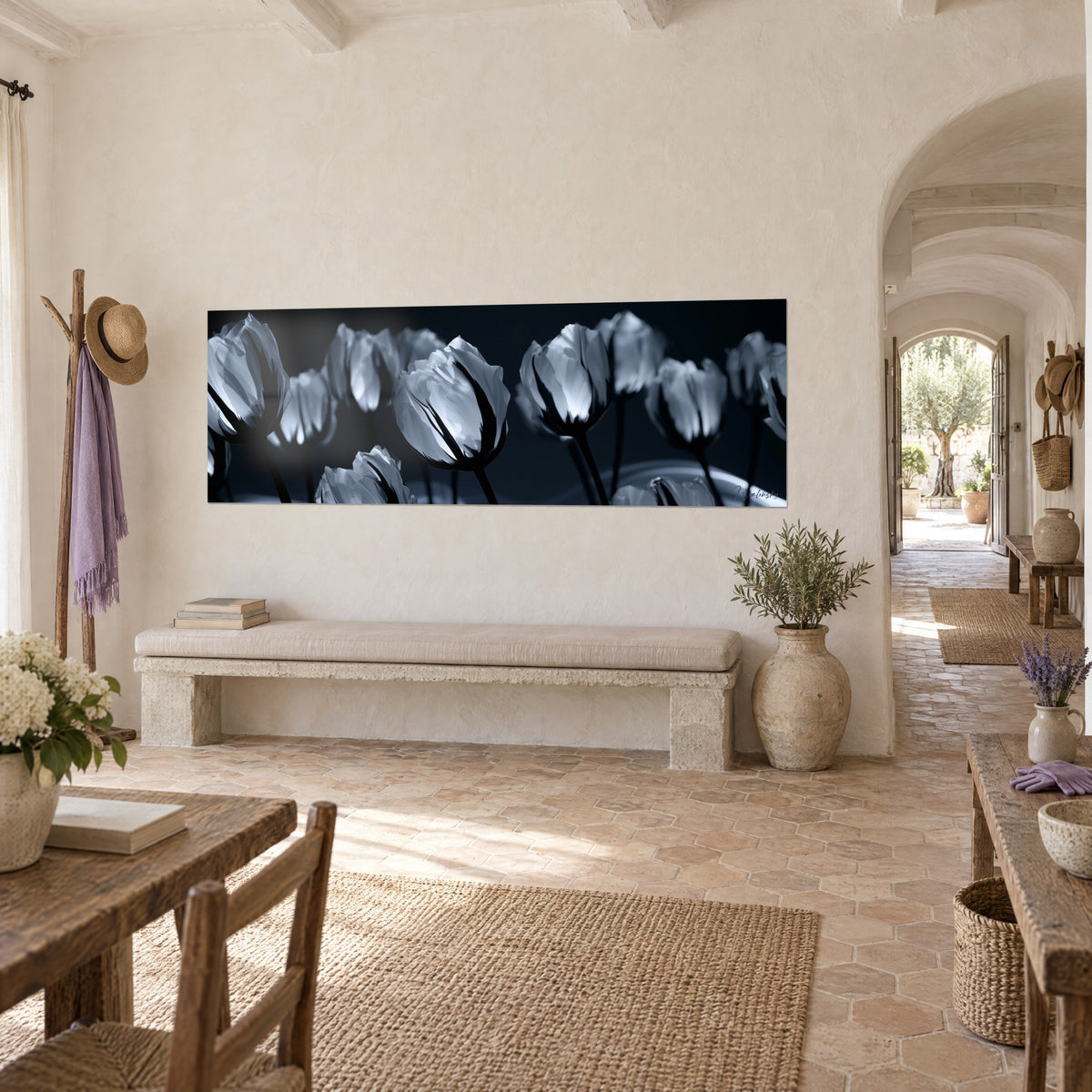Schilderij van een monochroom boeket tulpenknoppen, diep middernachtblauw en parelmoerwit, aan een crèmekleurige muur van een Provençaals landhuis