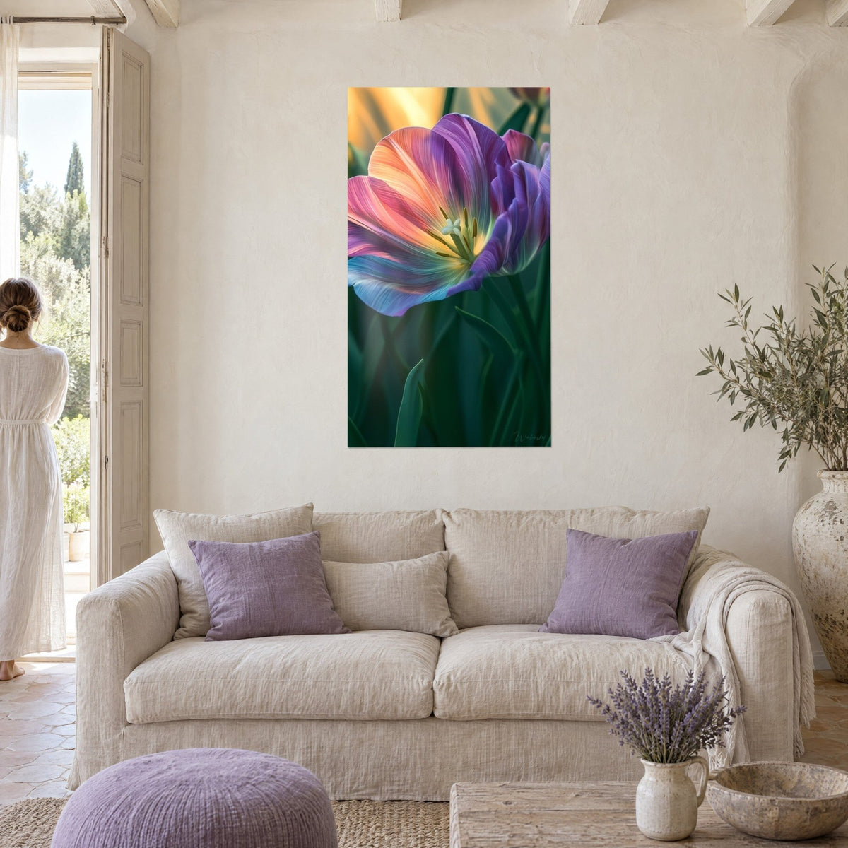 Schilderij van een openbloeiende tulp met paarse en oranje bloemblaadjes en groene meeldraden, boven een bank in een lichte woonkamer