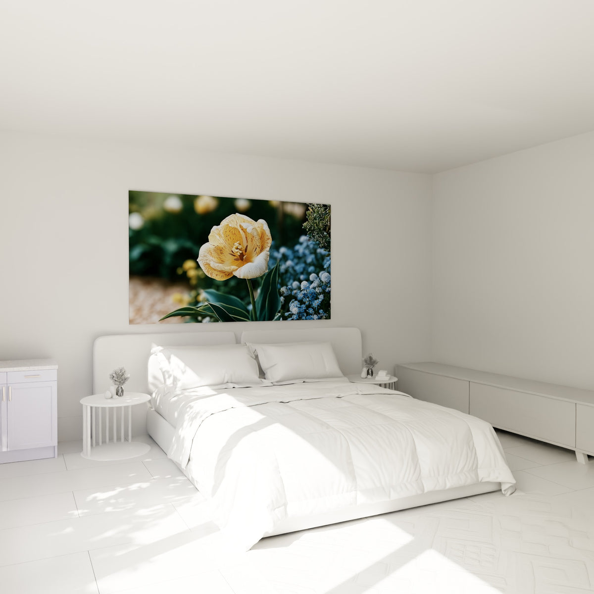Tulipe safran et ivoire aux pétales délicats, accrochée au-dessus d'un lit dans une chambre claire.