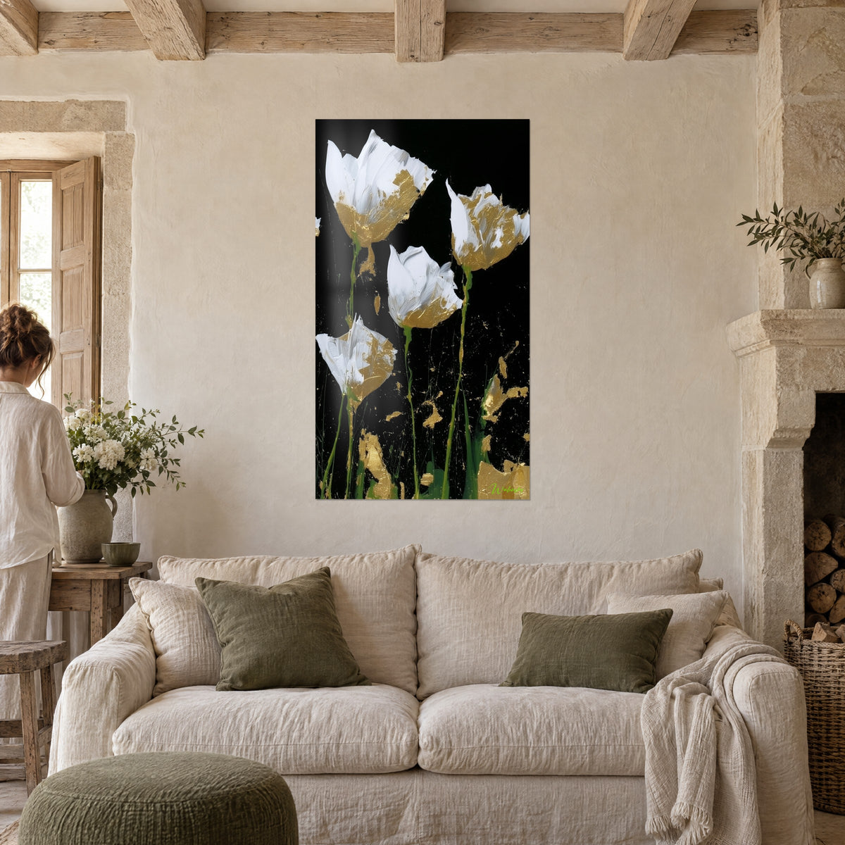 Tableau tulipes blanches aux pétales empâtés et reflets d'or sur fond noir, au-dessus d'un canapé dans un salon lumineux
