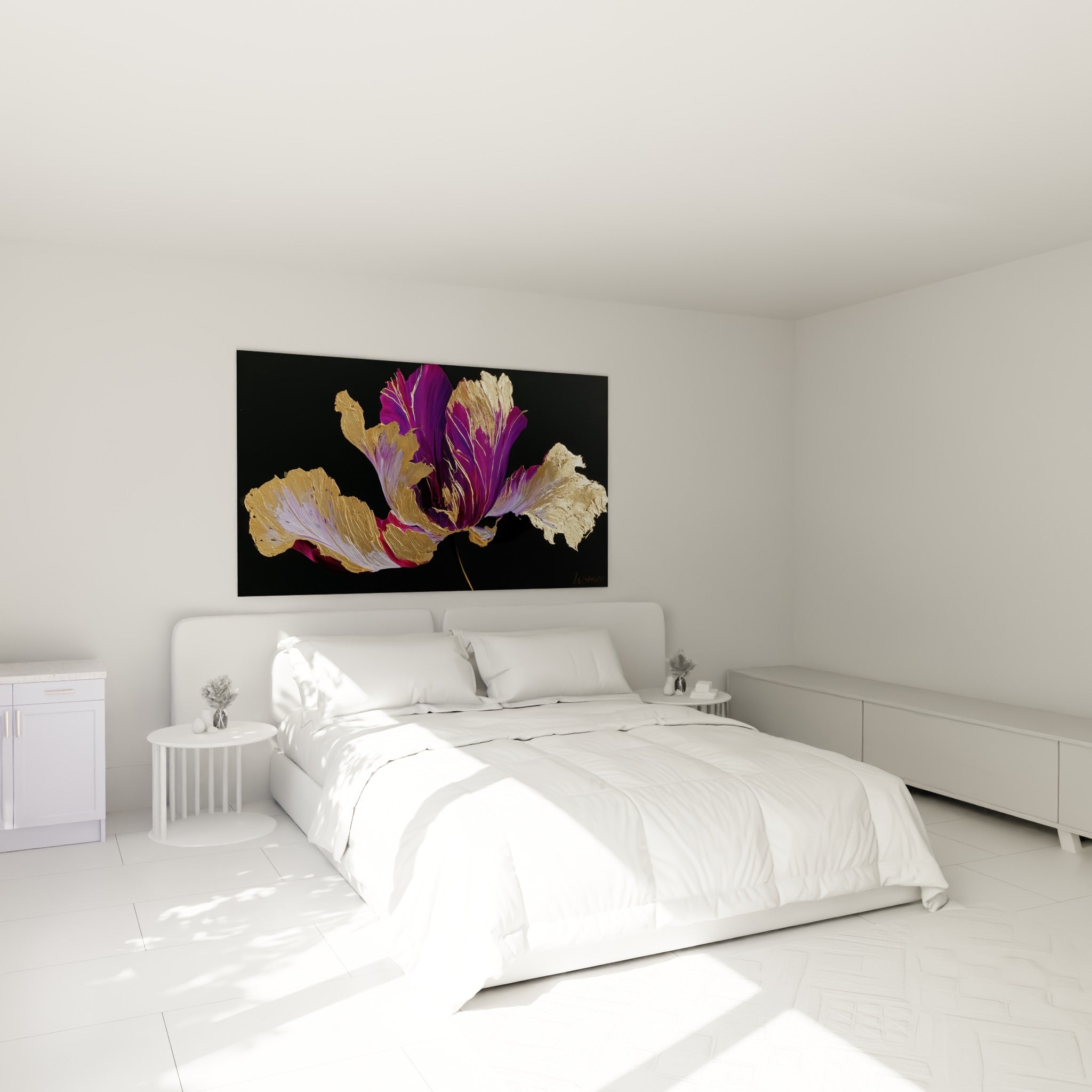 Pétales pourpres et dorés de cette tulipe surplombent un lit dans une chambre claire