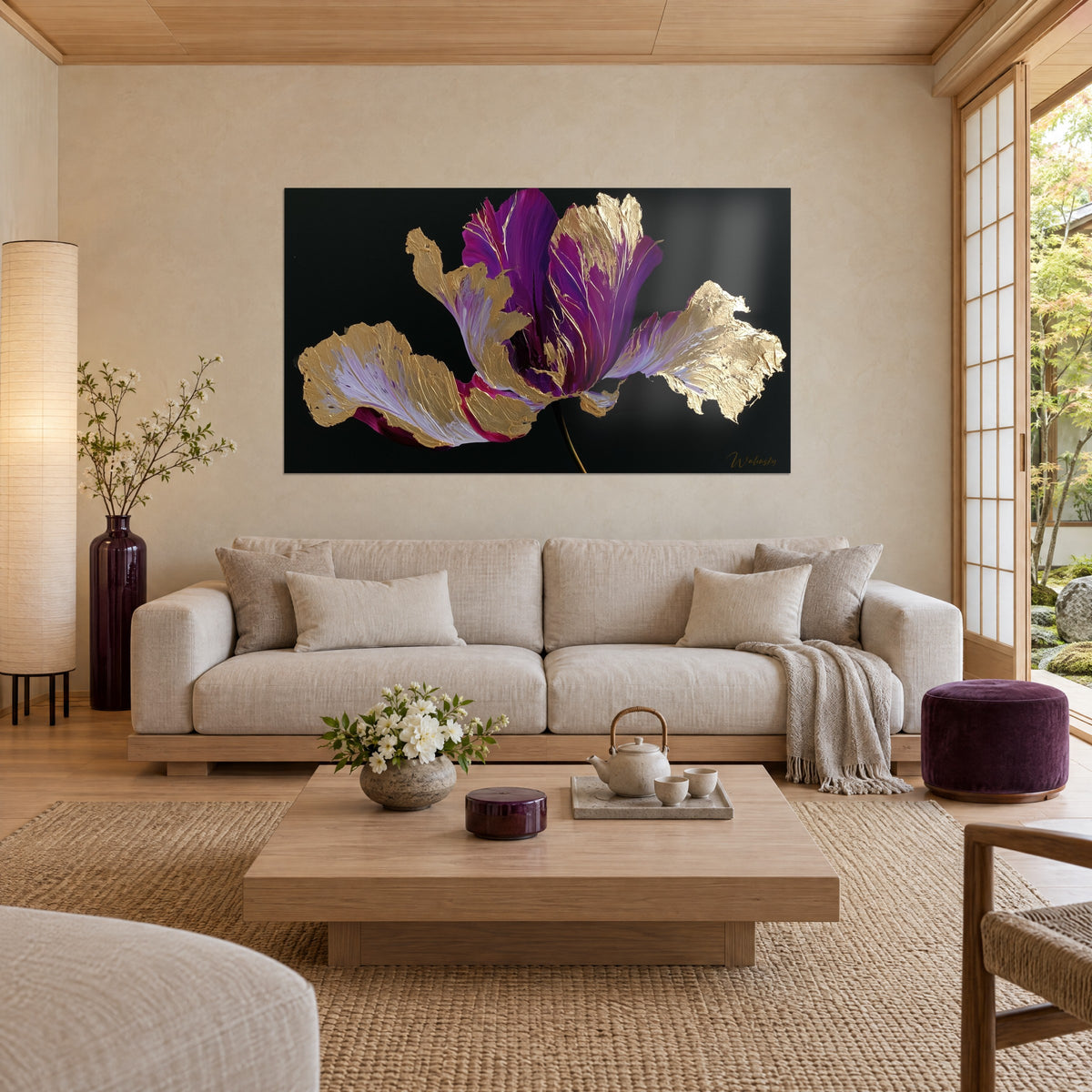 Tableau tulipe perroquet aux pétales pourpres et or martelé sur fond noir, au-dessus d'un canapé dans un salon lumineux