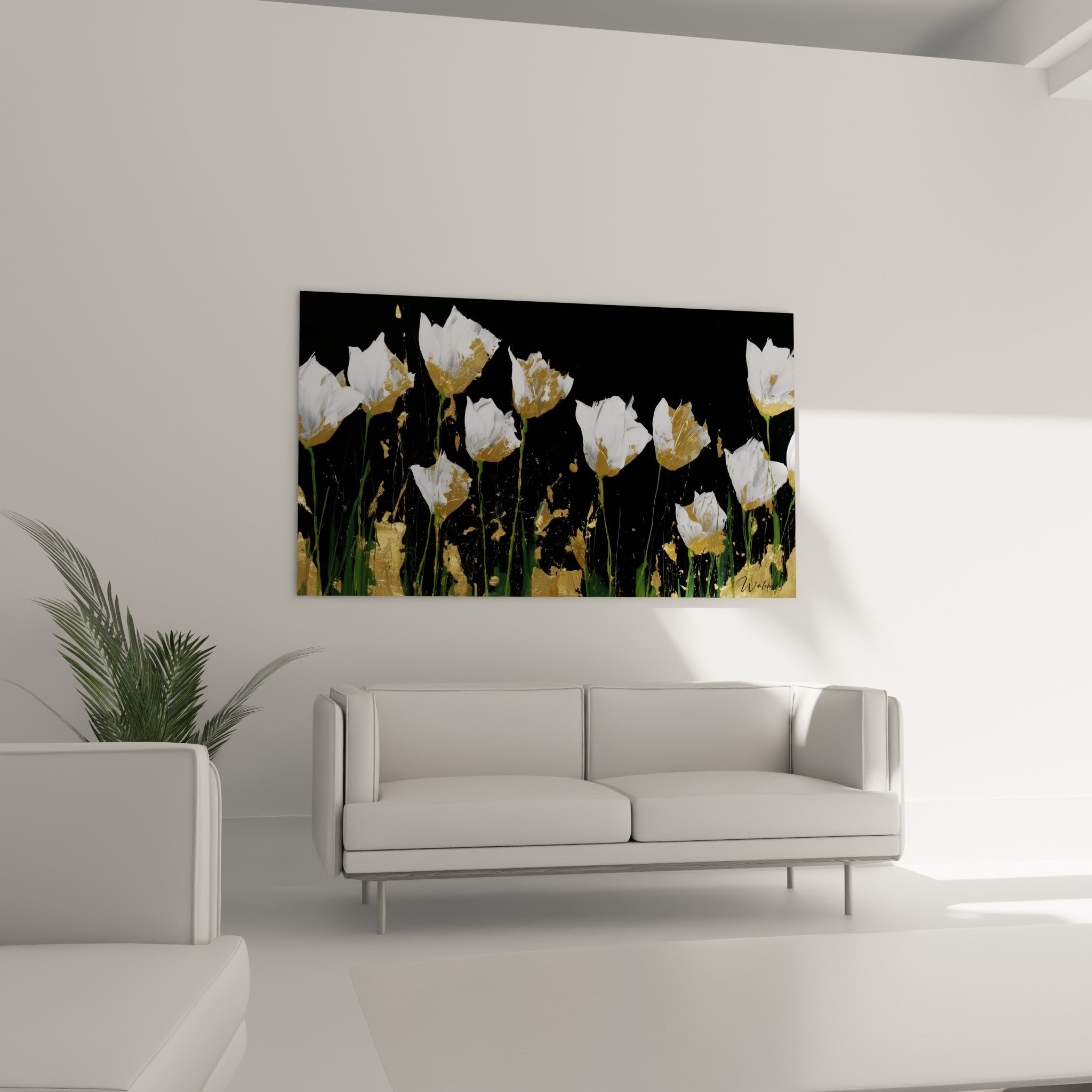 Fleurs de tulipe blanches à touches dorées sur fond noir au-dessus d'un canapé dans un salon lumineux