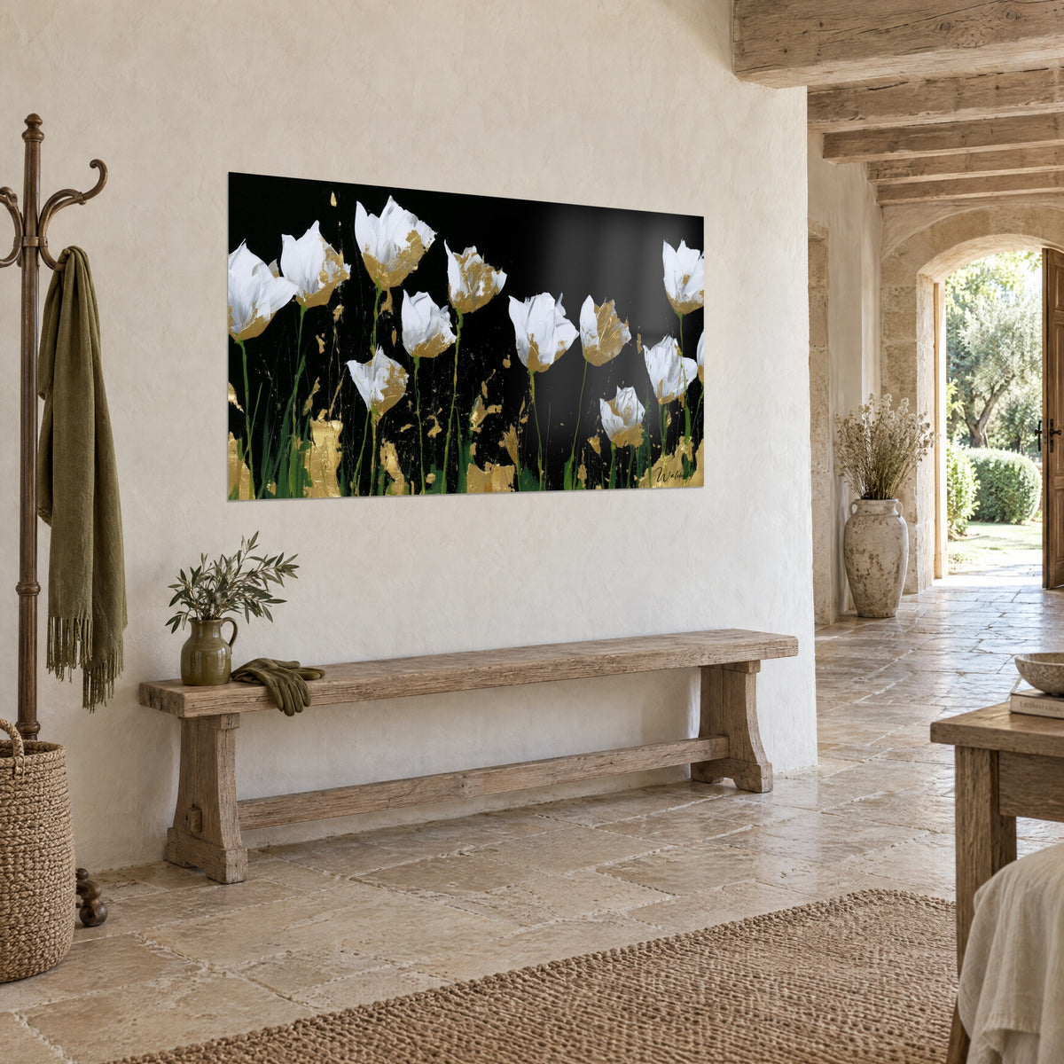 Schilderij nachtelijke bloemenrij, ivoorkleurige bloemen met bladgoud op diep zwart, houten bank, stenen huis