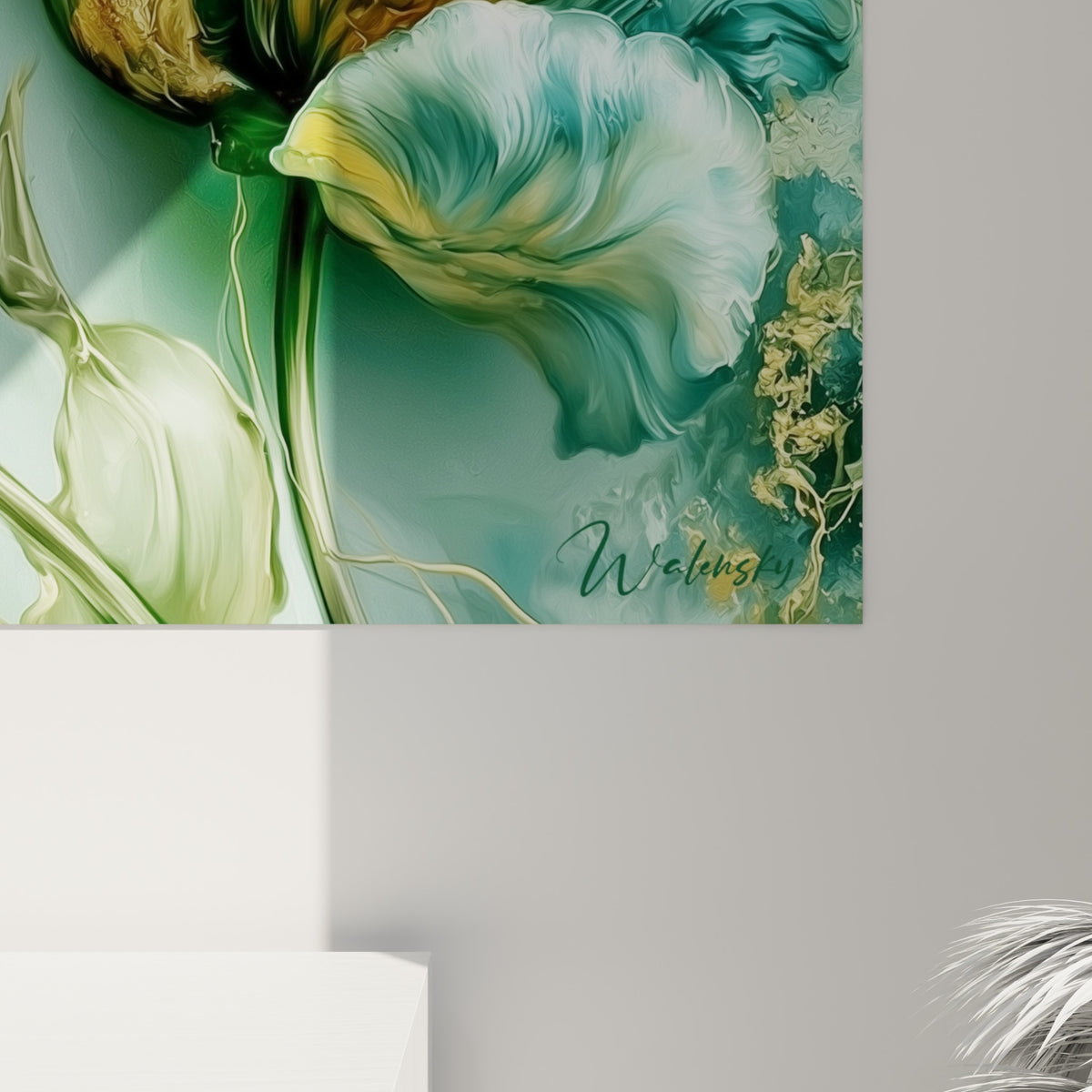 Pétales de tulipe en gros plan révélant empâtements dorés et coulures turquoise sur toile texturée
