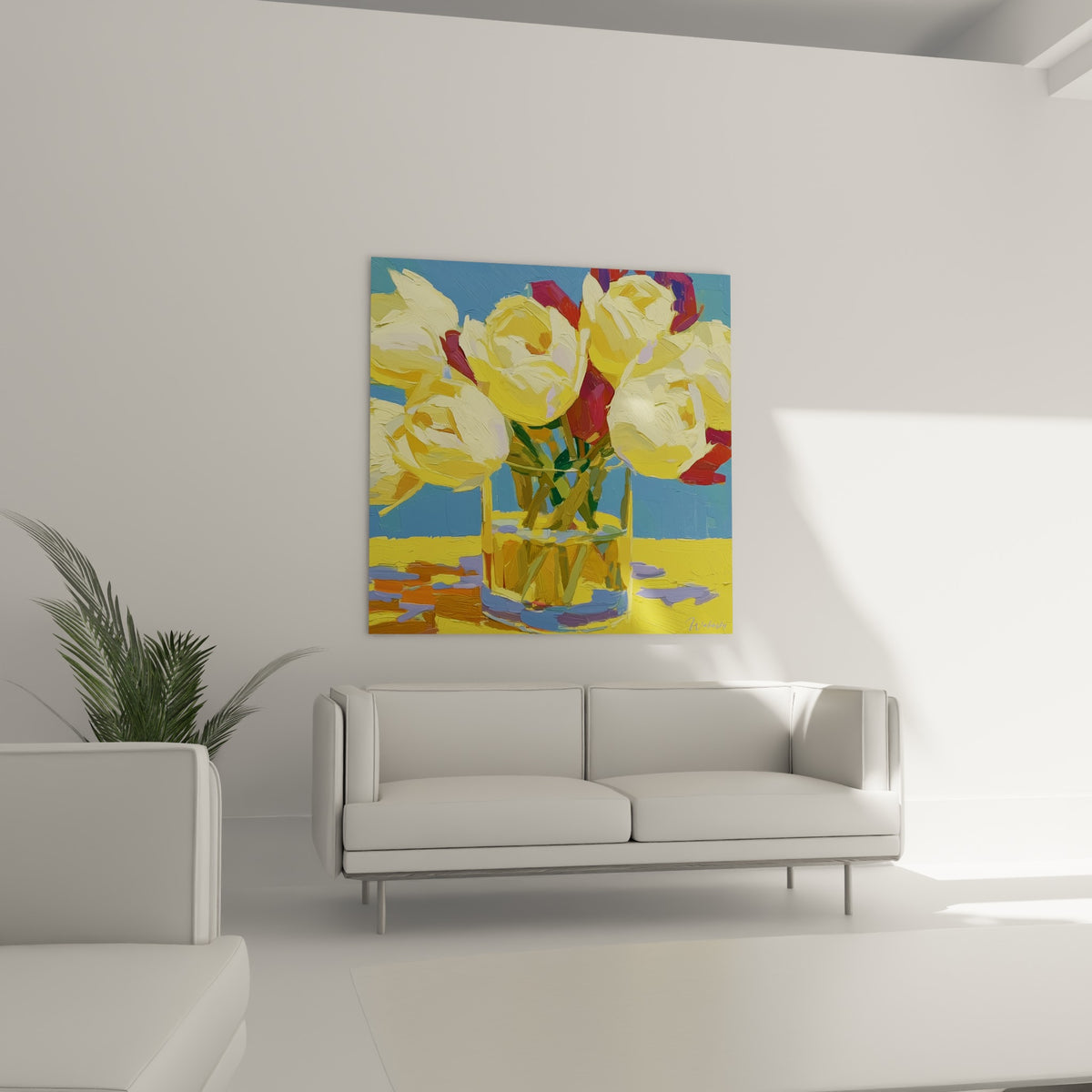 Tulipes dorées en vase de verre, touches rouges entre les pétales, au-dessus d'un canapé dans un salon lumineux