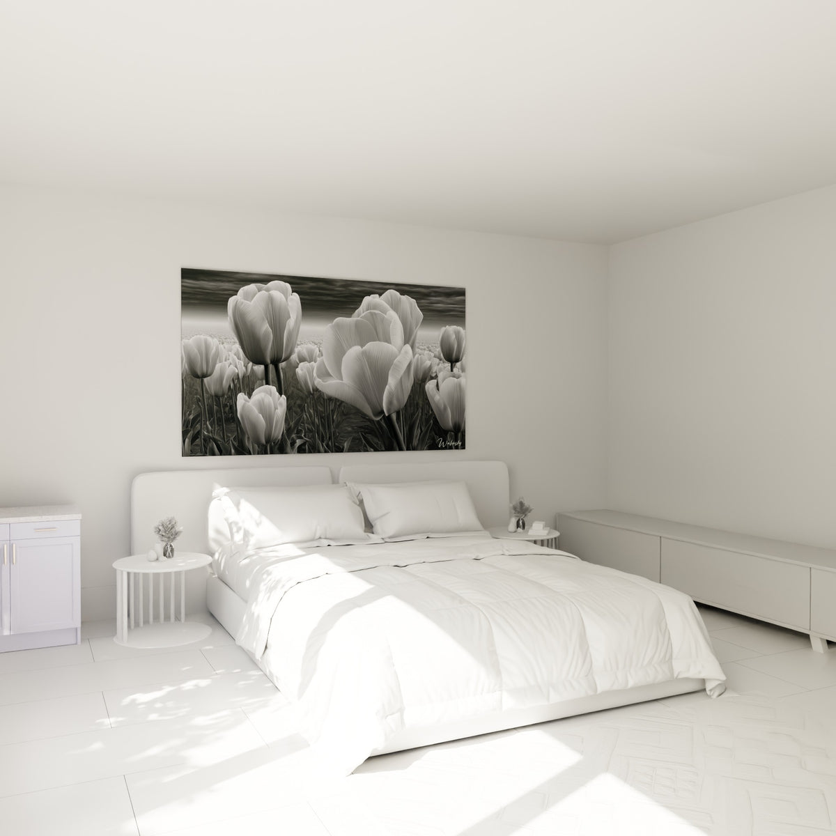 Fleurs de tulipes blanches et grises accrochées au-dessus d'un lit dans une chambre claire
