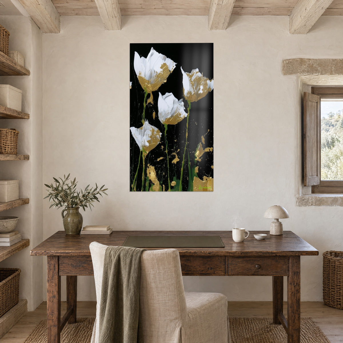 Tableau corolles blanches éclaboussées d'or sur fond noir, éclats dorés et tiges vertes, au-dessus d'un bureau en bois ancien