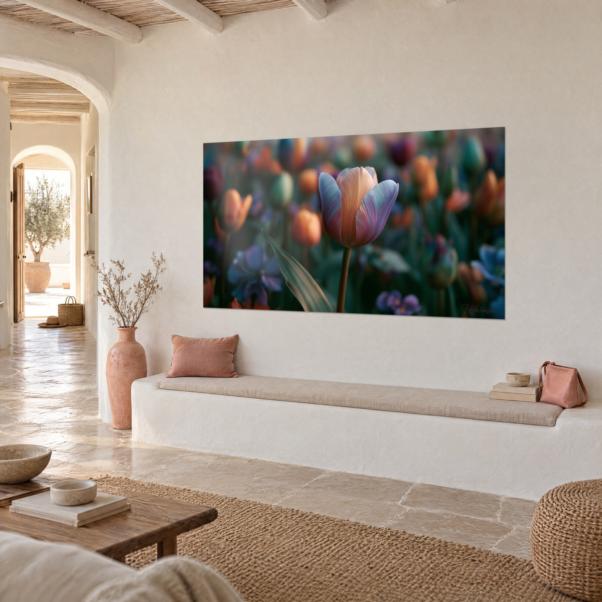 Cuadro de flor en tonos melocotón y lavanda sobre un campo de tulipanes desenfocado, pared de yeso blanco, banco de piedra clara