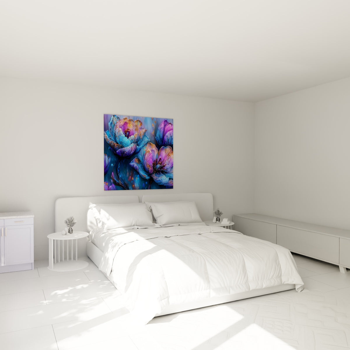 Pétales de tulipe bleu profond et violet éclatant au-dessus d'un lit dans une chambre claire
