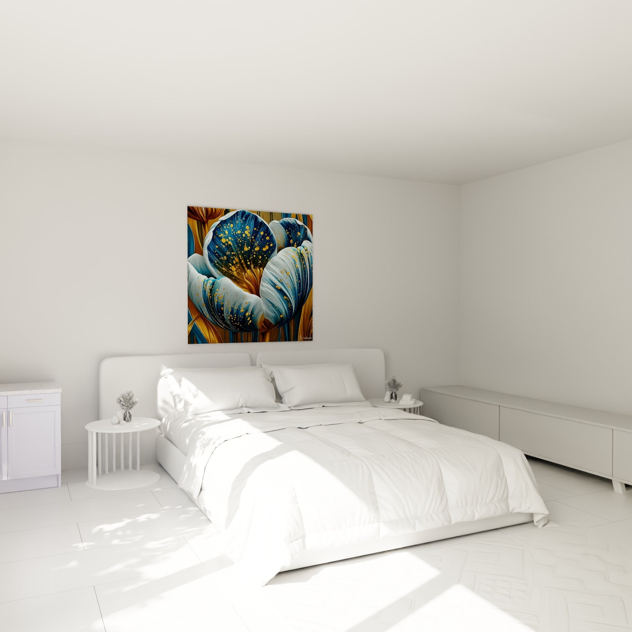 Pétales bleu marine et dorés d'une tulipe sculpturale au-dessus d'un lit dans une chambre claire