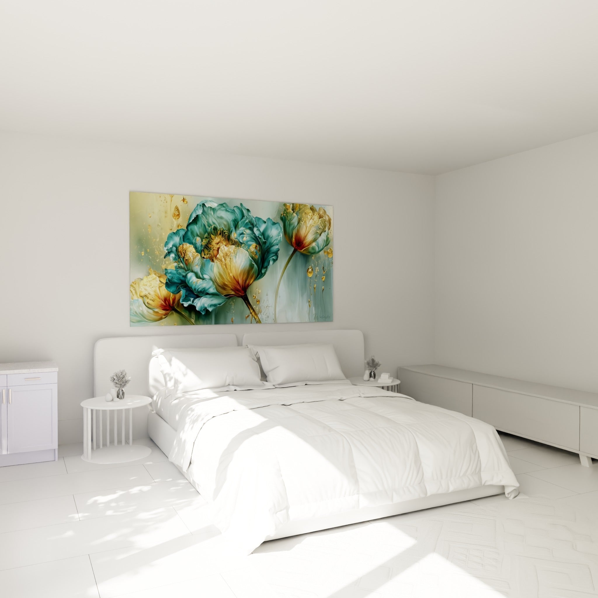 Pétales turquoise et dorés de tulipes épanouies, accrochés au-dessus d'un lit dans une chambre claire