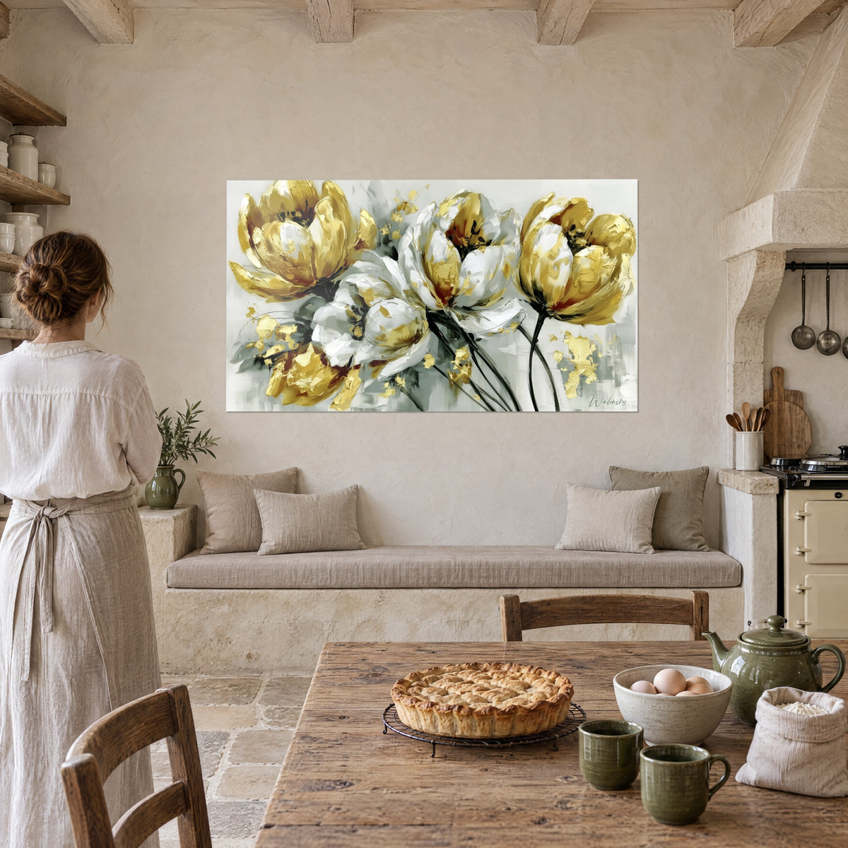 Tableau bouquet de tulipes jaune d'or et blanc crème en relief, tiges noires élancées, regardé par une femme près de la cuisine