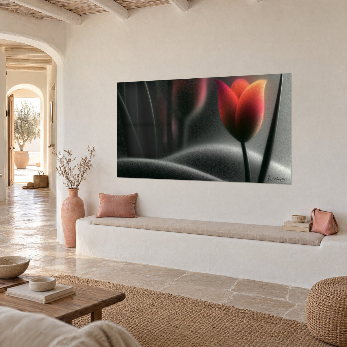 Gemälde rote und bernsteinfarbene Blume von innen beleuchtet auf dunkelgrauem Hintergrund, Dreiviertelansicht in einem mediterranen Haus