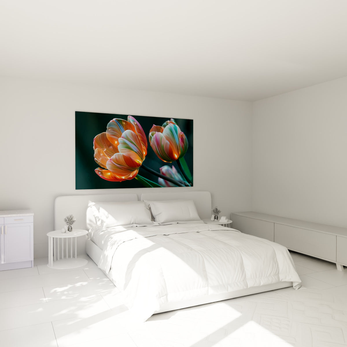 Pétales corail et turquoise éclatants d'une tulipe accrochée au-dessus d'un lit dans une chambre claire