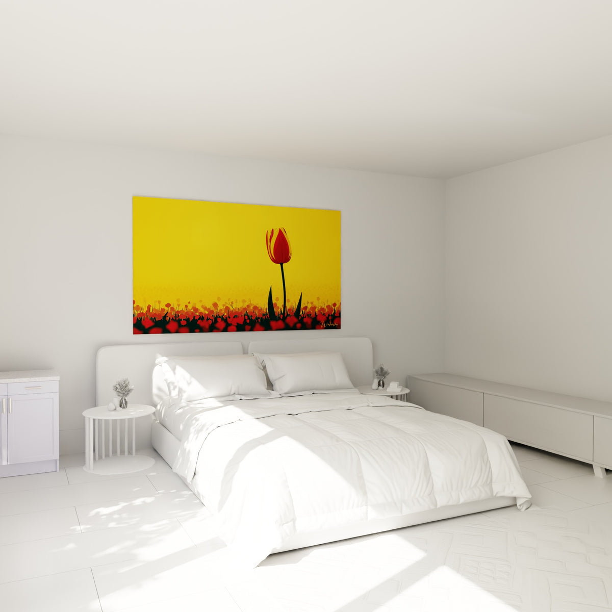 Fleur rouge et dorée aux pétales striés surplombe un lit dans une chambre claire et épurée