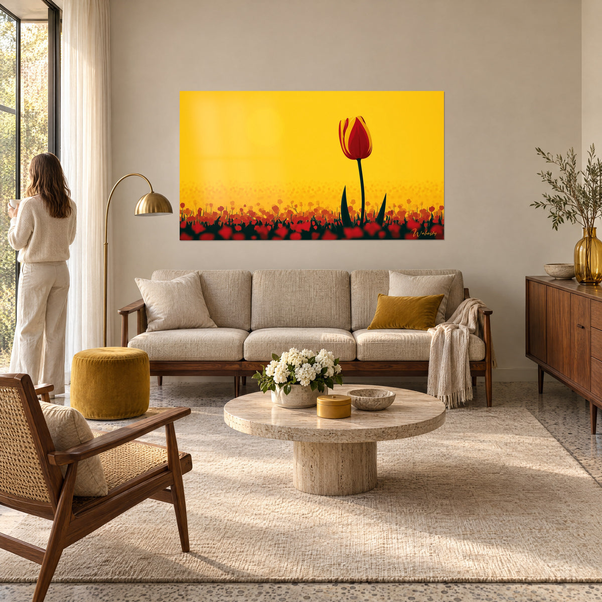 Tableau tulipe rouge et jaune élancée sur ciel d'or, femme de dos près de la baie, au-dessus d'un canapé dans un salon lumineux