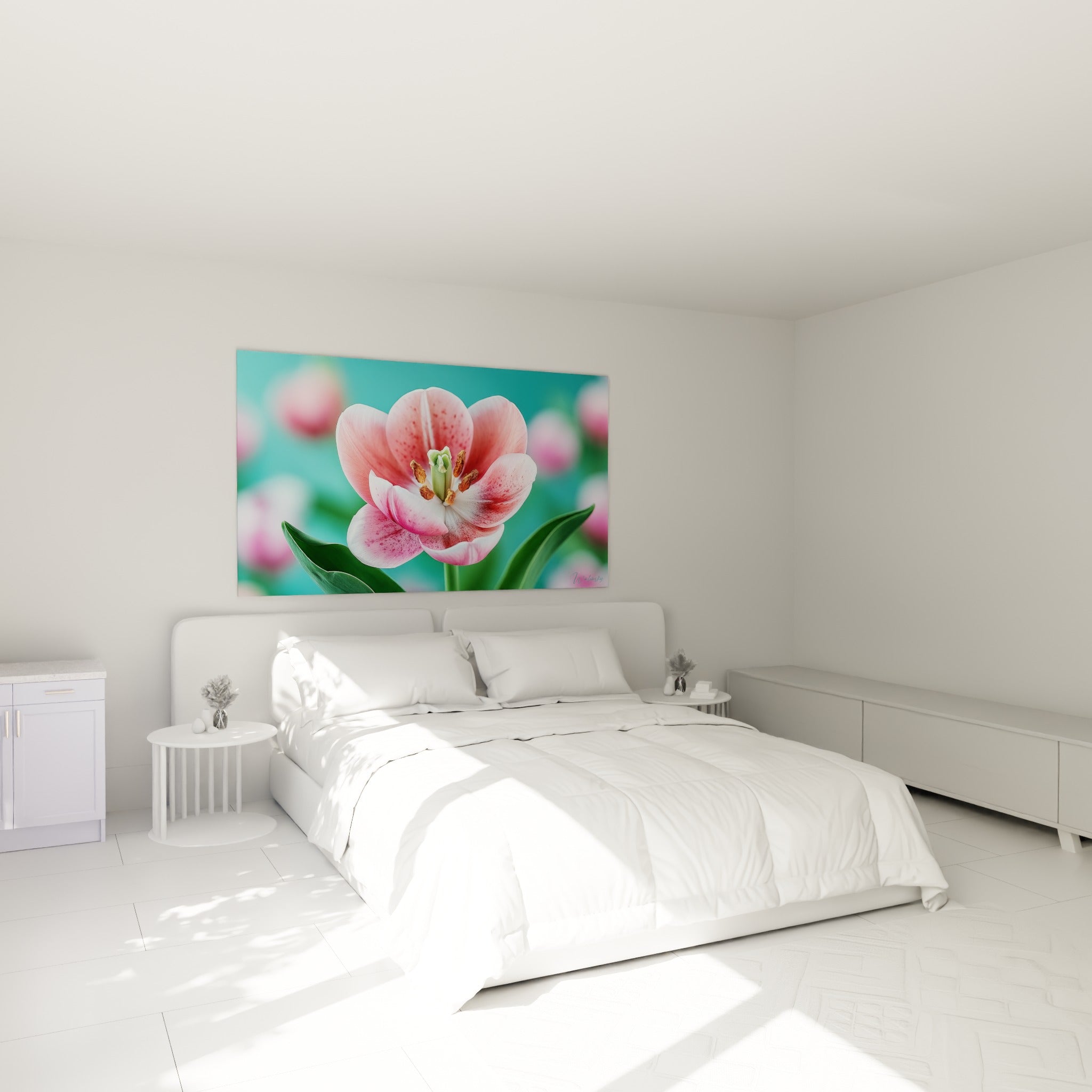 Pétales roses veinés de blanc d'une tulipe accrochée au-dessus d'un lit dans une chambre claire
