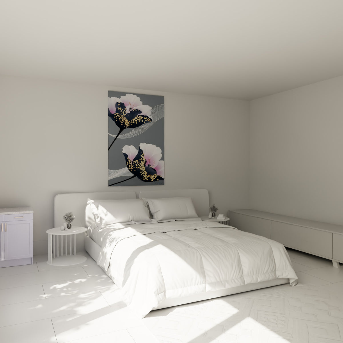 Fleurs graphiques noires et blanches ponctuées d'or au-dessus d'un lit dans une chambre claire