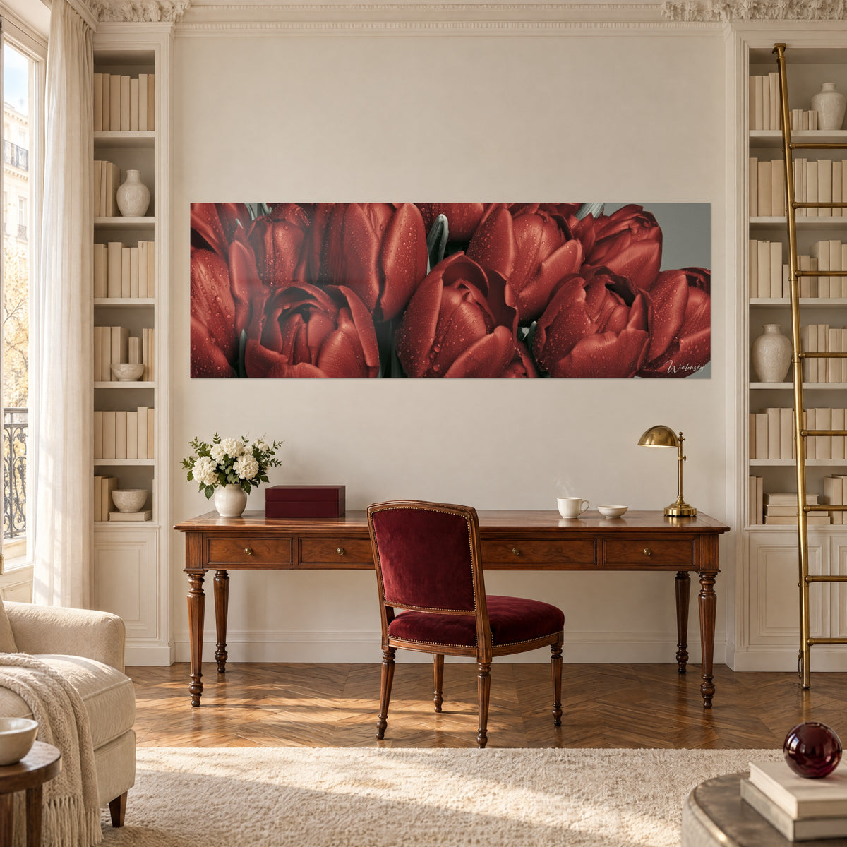 Tableau corolles rouge sang et feuillage glauque en gros plan, au-dessus d'un secrétaire en bois, bureau avec bibliothèque