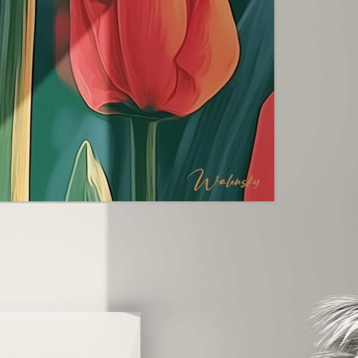 Pétales de tulipe rouge vif aux nuances orangées révélant le grain fin de l'impression sur le mur