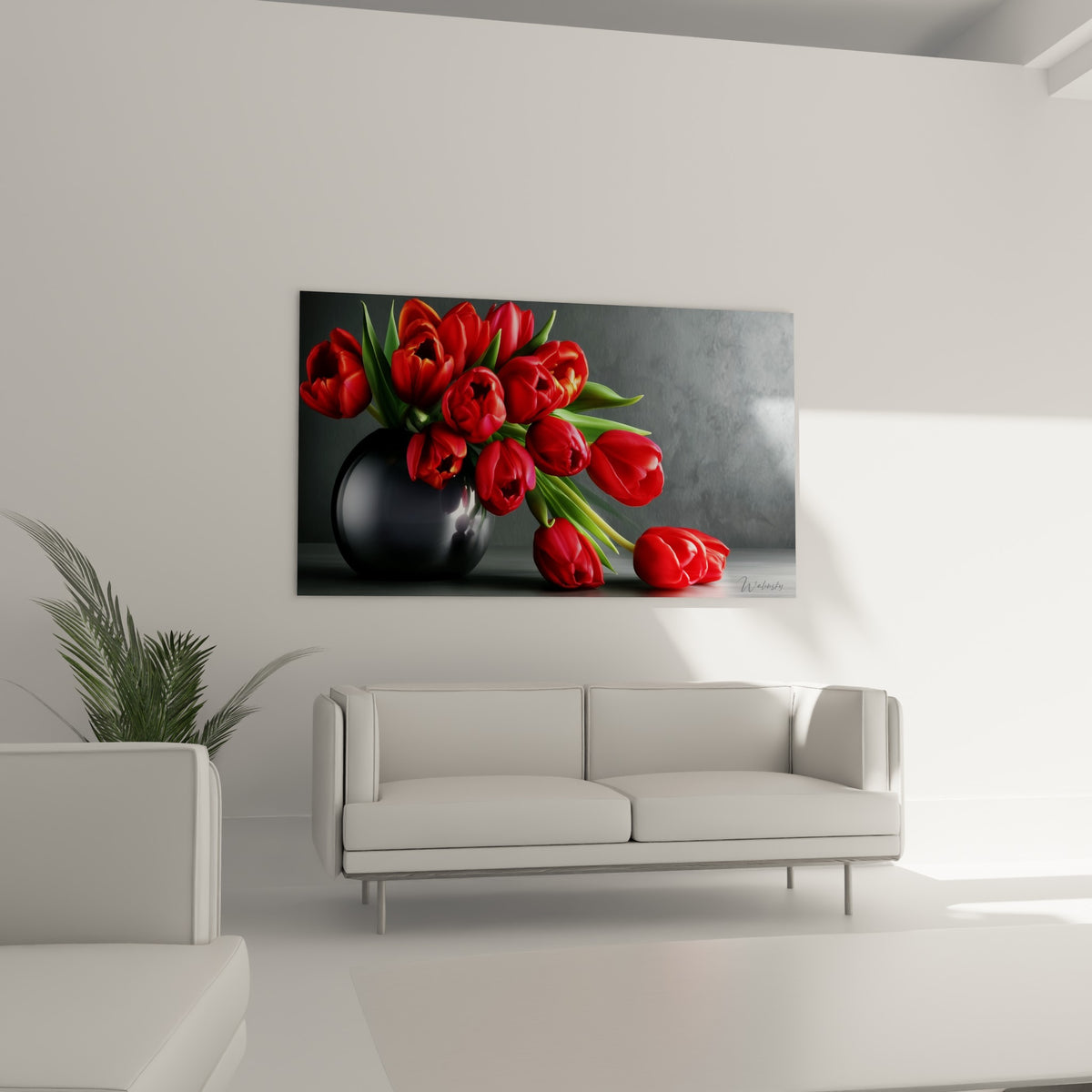 Pétales rouges veloutés des tulipes penchées hors du vase anthracite au-dessus d'un canapé dans un salon lumineux