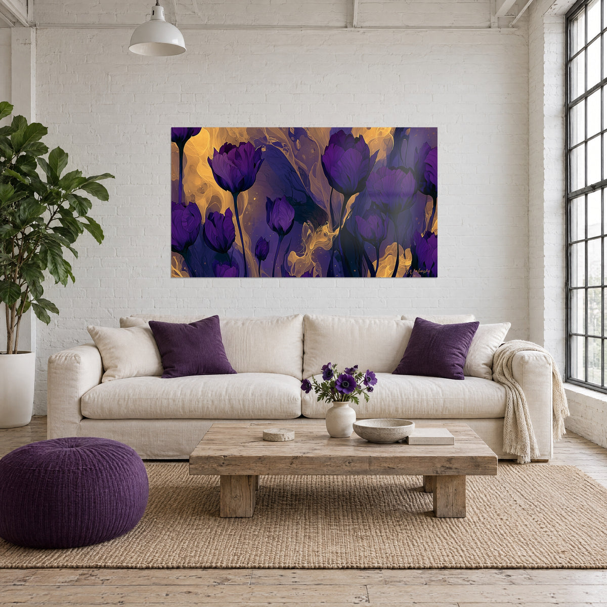 Tableau tulipes violettes sur fond de volutes dorées, accroché au-dessus d'un canapé dans un salon lumineux