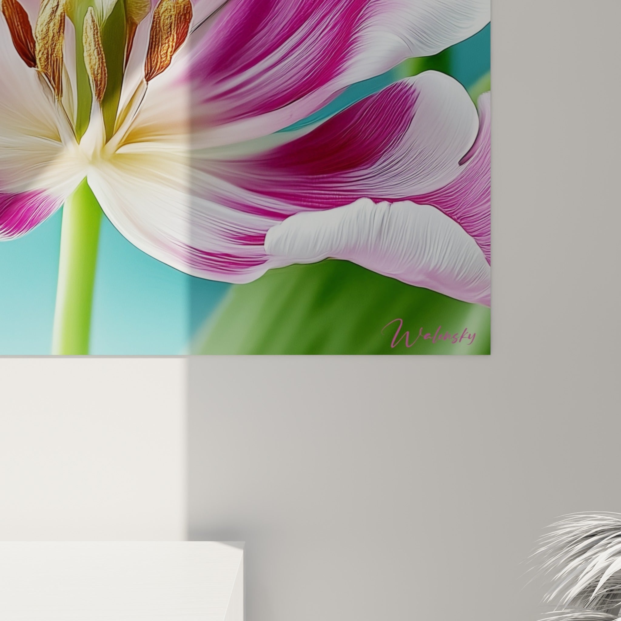 Grain et finesse des veines blanches sur les pétales fuchsia de la tulipe, texture soyeuse et lumineuse