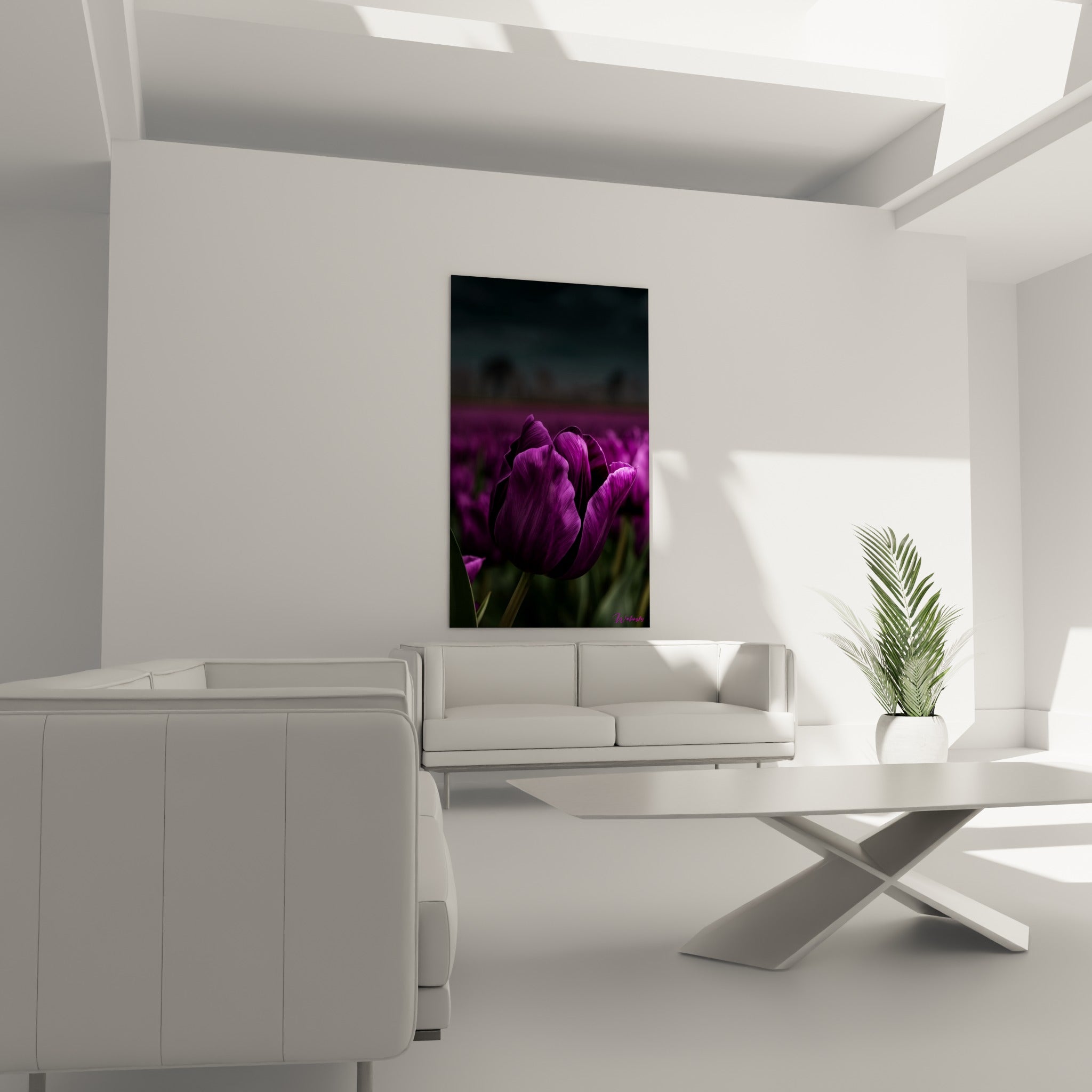 Pétales violets soyeux illuminés doucement se déploient au-dessus d'un canapé dans un salon lumineux