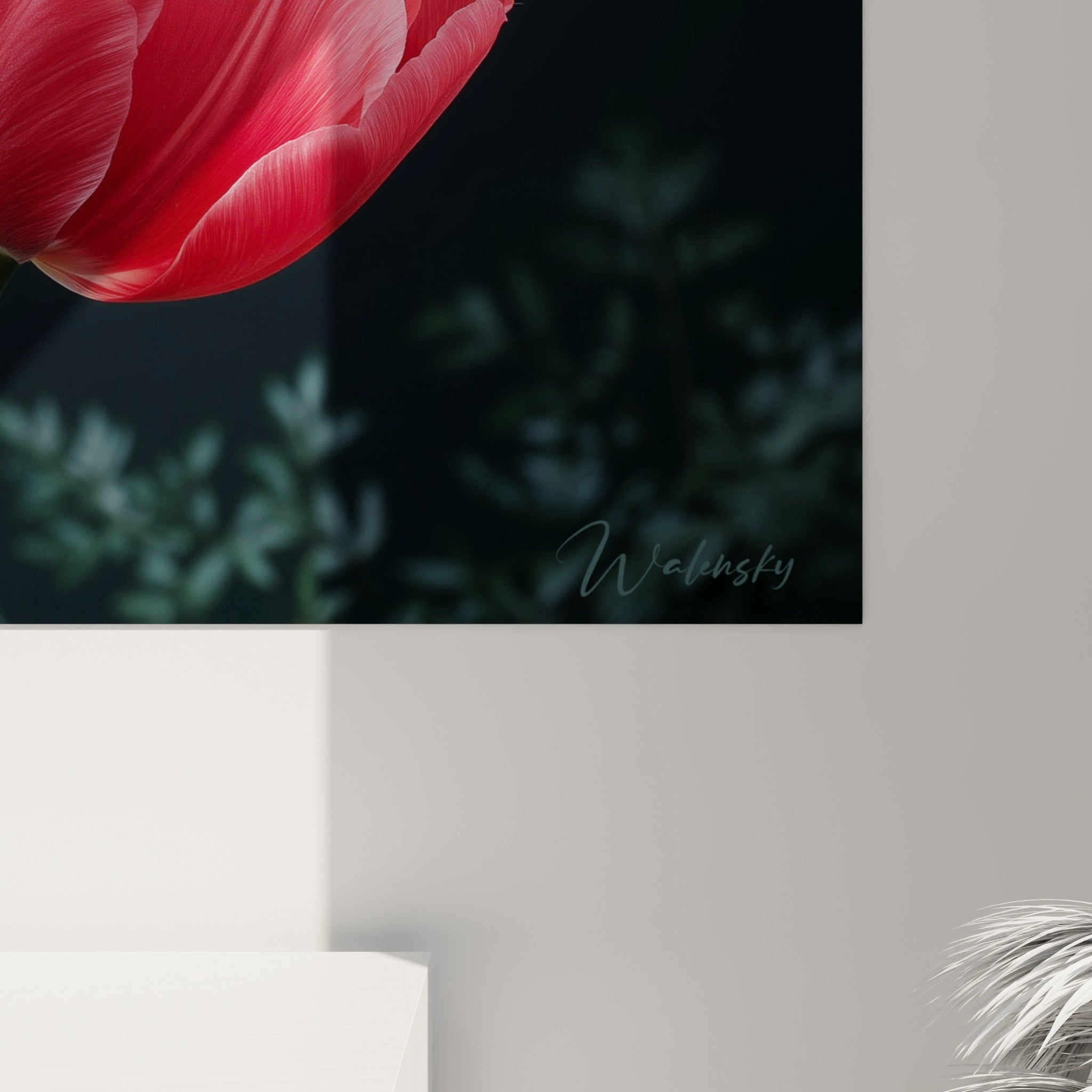 Pétales roses veinés de blanc et grain argenté des feuilles visibles de près sur la toile