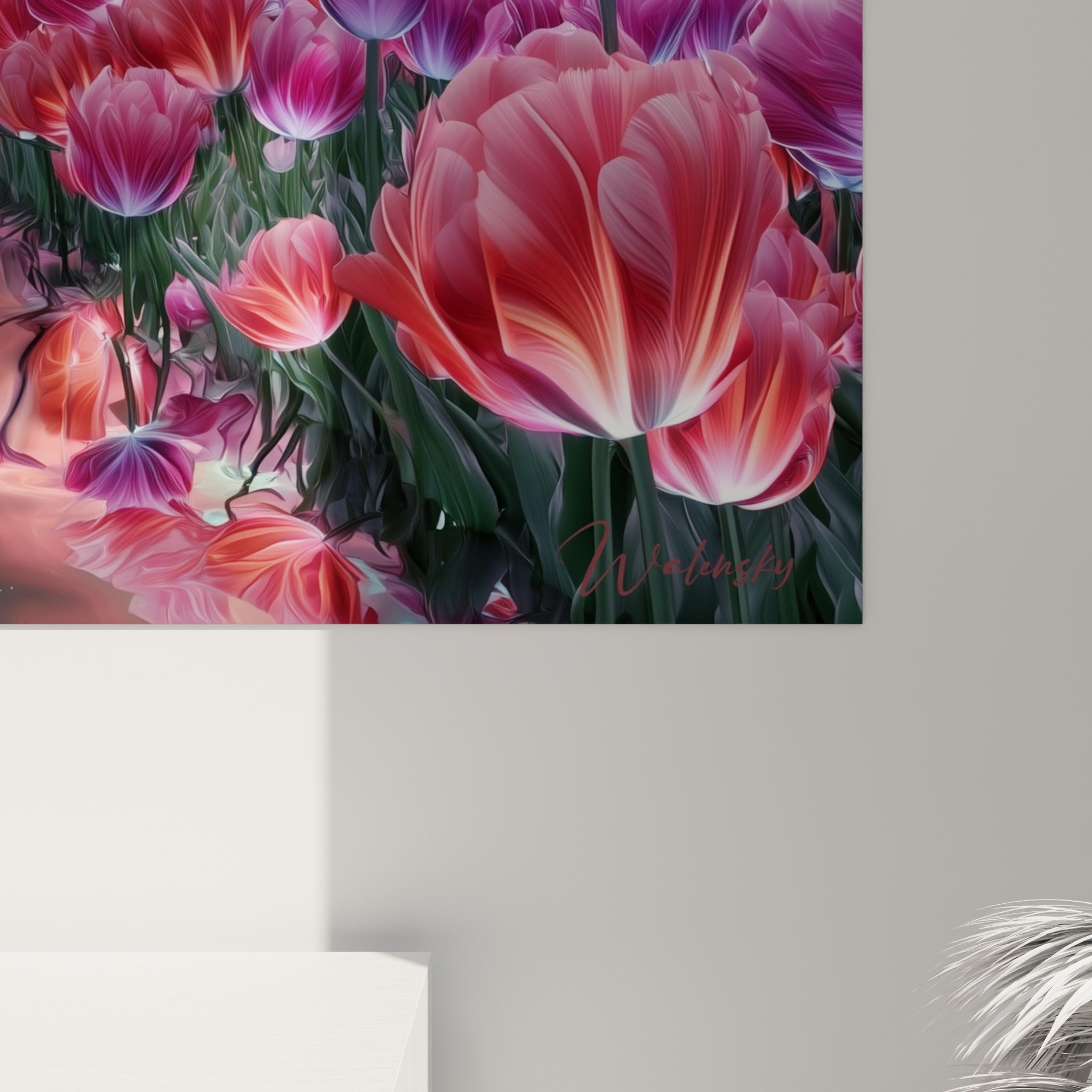 Pétales de tulipes translucides rose corail et violet, détail des reflets lumineux et du grain de l'impression