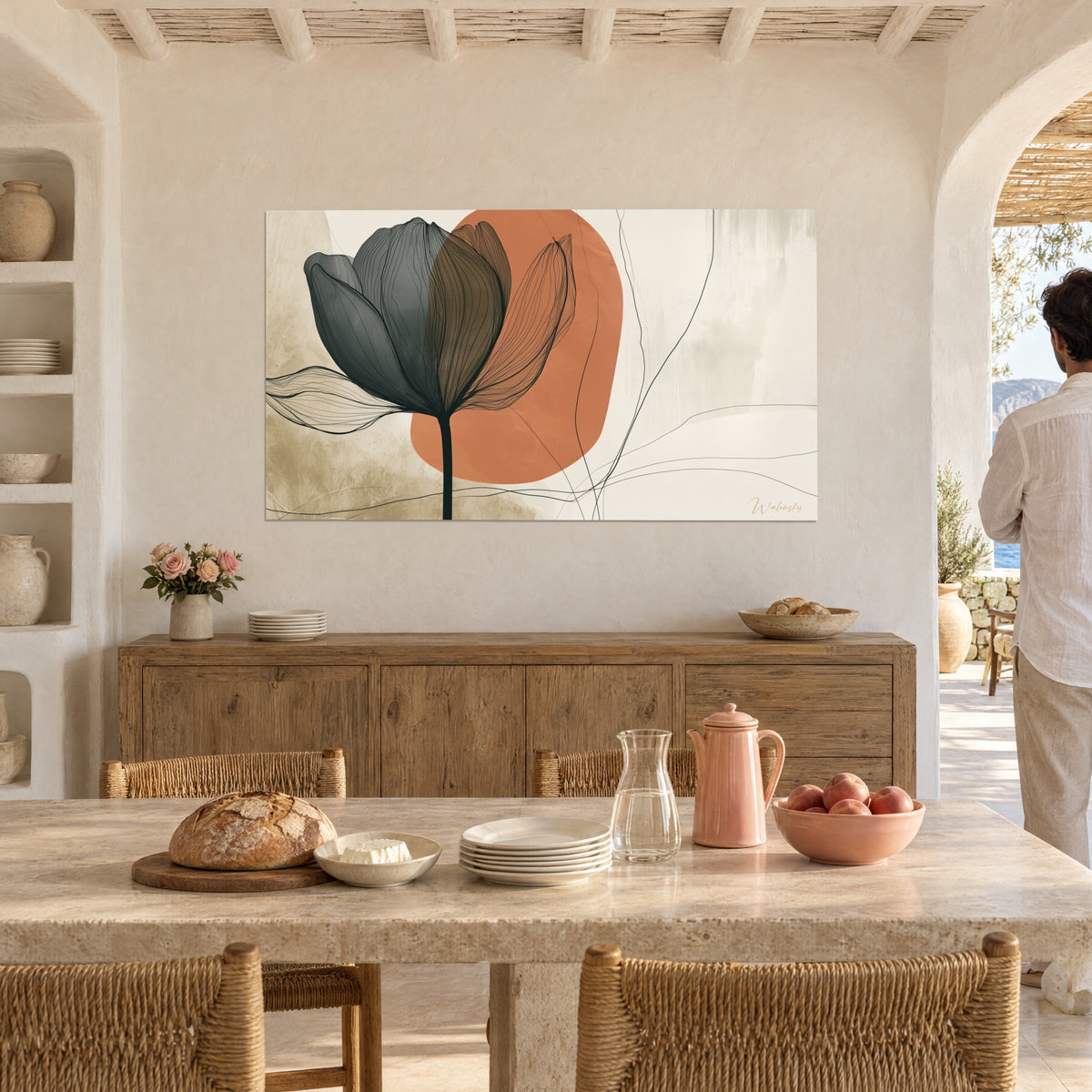 Schilderij bloemsilhouet in houtskool en terracotta, bloembladen met fijne nerven, crème achtergrond, boven een houten dressoir in een eetkamer