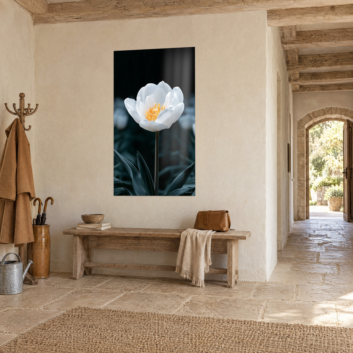 Tableau fleur aux pétales ivoire et cœur doré, fond noir profond, accroché près d'un banc en bois dans une maison en pierre