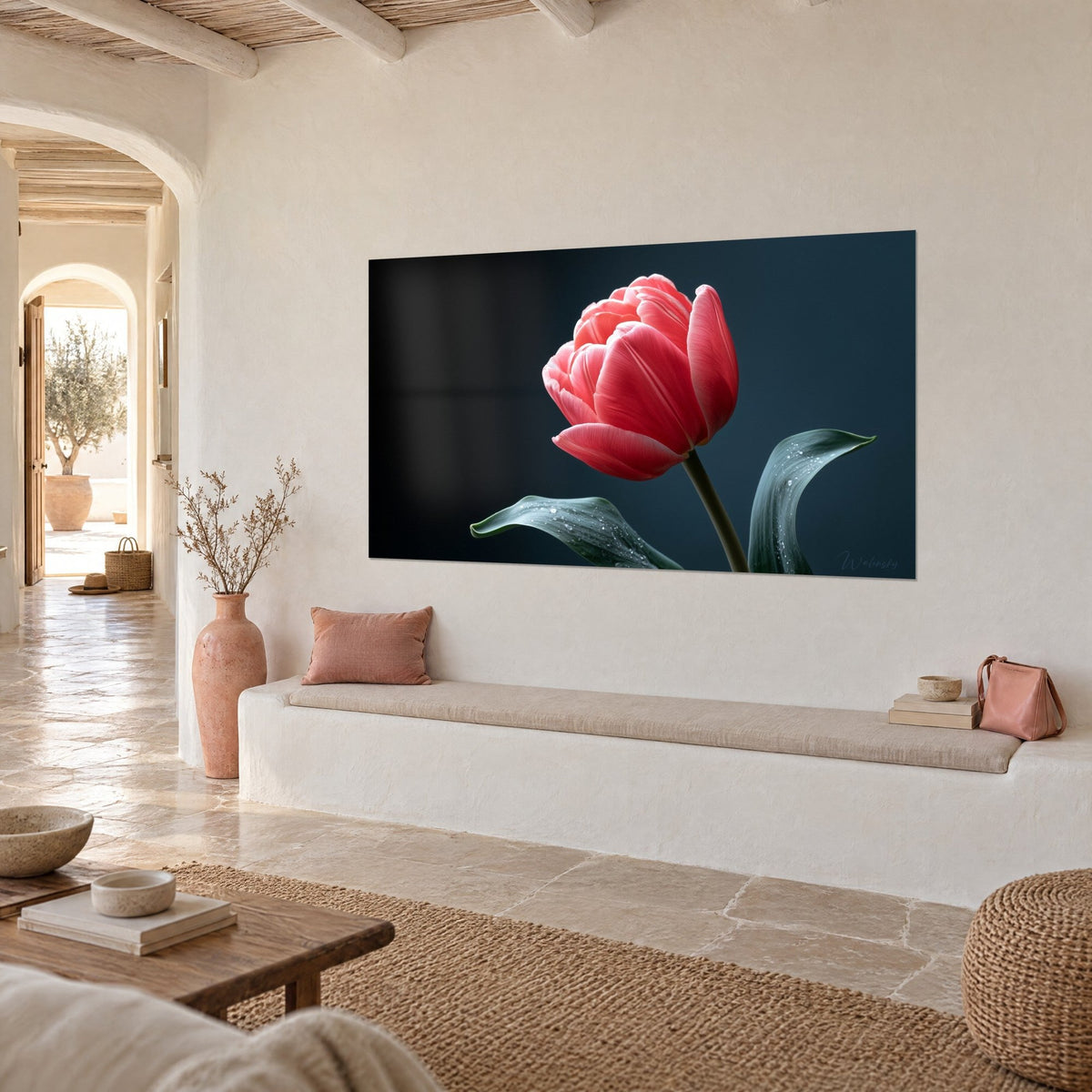 Schilderij zalmkleurige tulpenbloem, saliegroen blad bezet met druppels, nachtblauwe achtergrond, driekwart zicht, witte bank