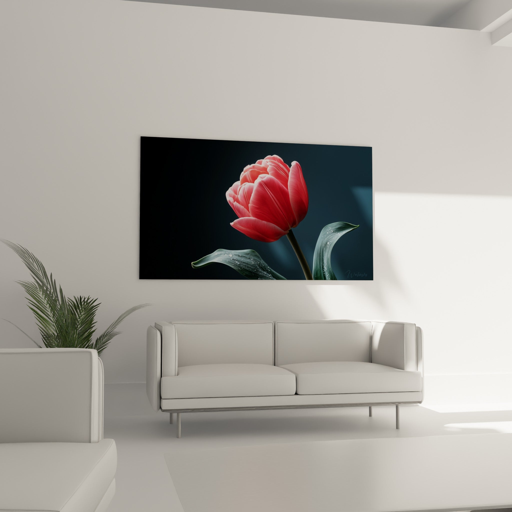 Fleur corail et feuilles vert-gris d'une tulipe accrochée au-dessus d'un canapé dans un salon lumineux