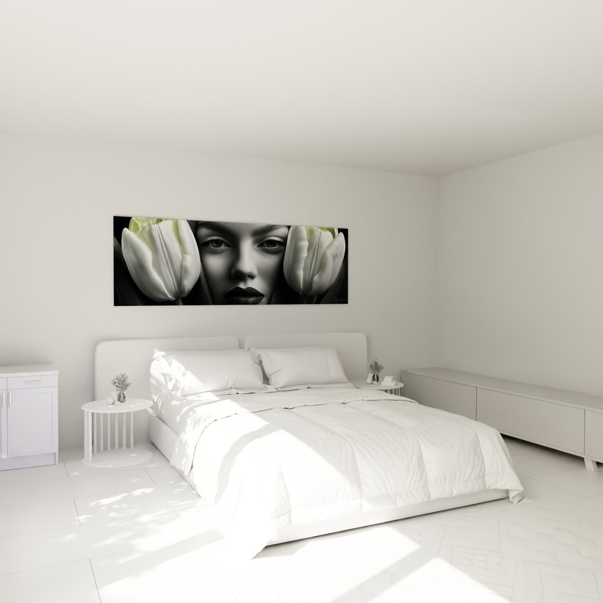 Portrait Tulipe anthracite et blanc entouré de fleurs crème, accroché au-dessus d'un lit dans une chambre claire