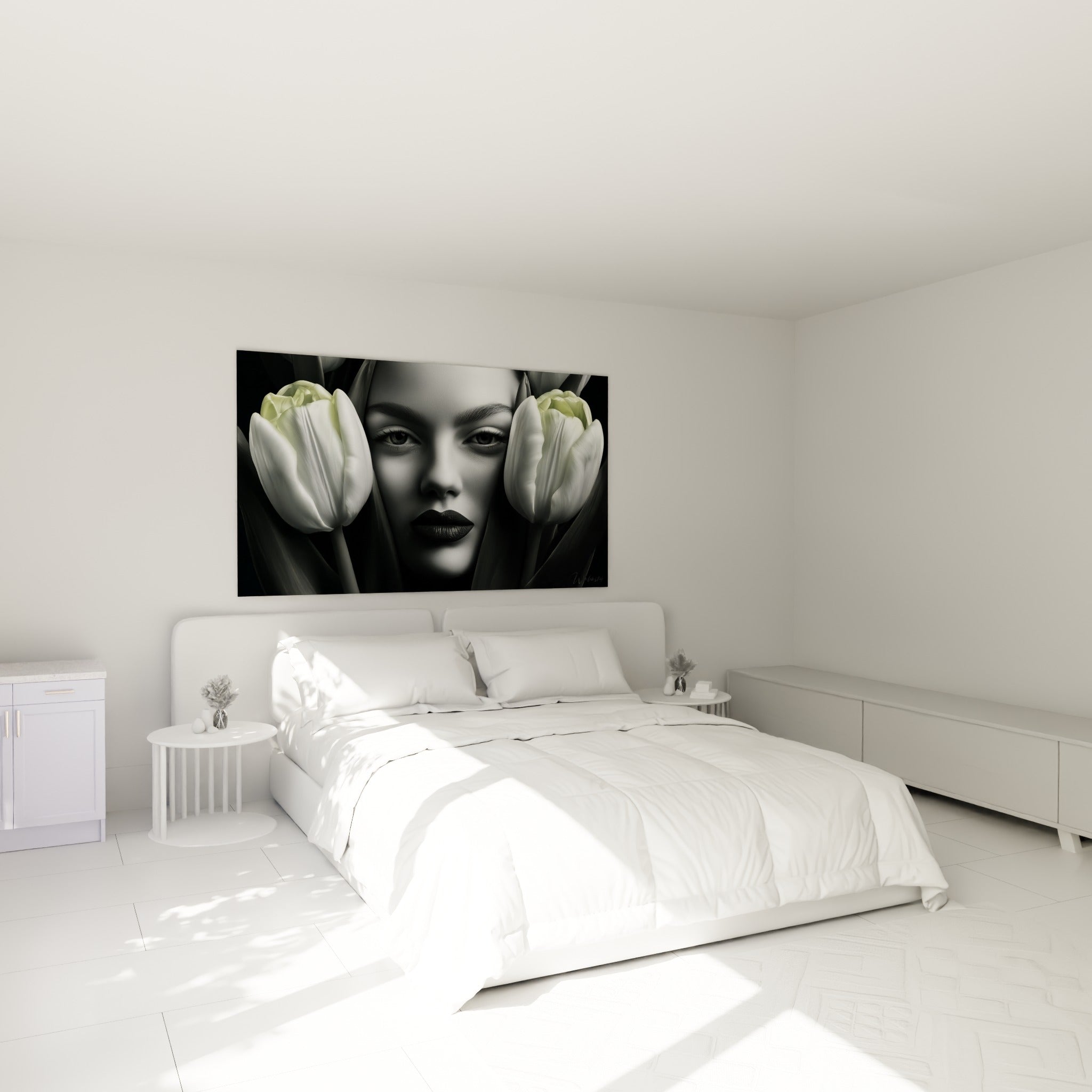 Portrait graphique aux tulipes blanches et lèvres sombres, accroché au-dessus d'un lit dans une chambre claire
