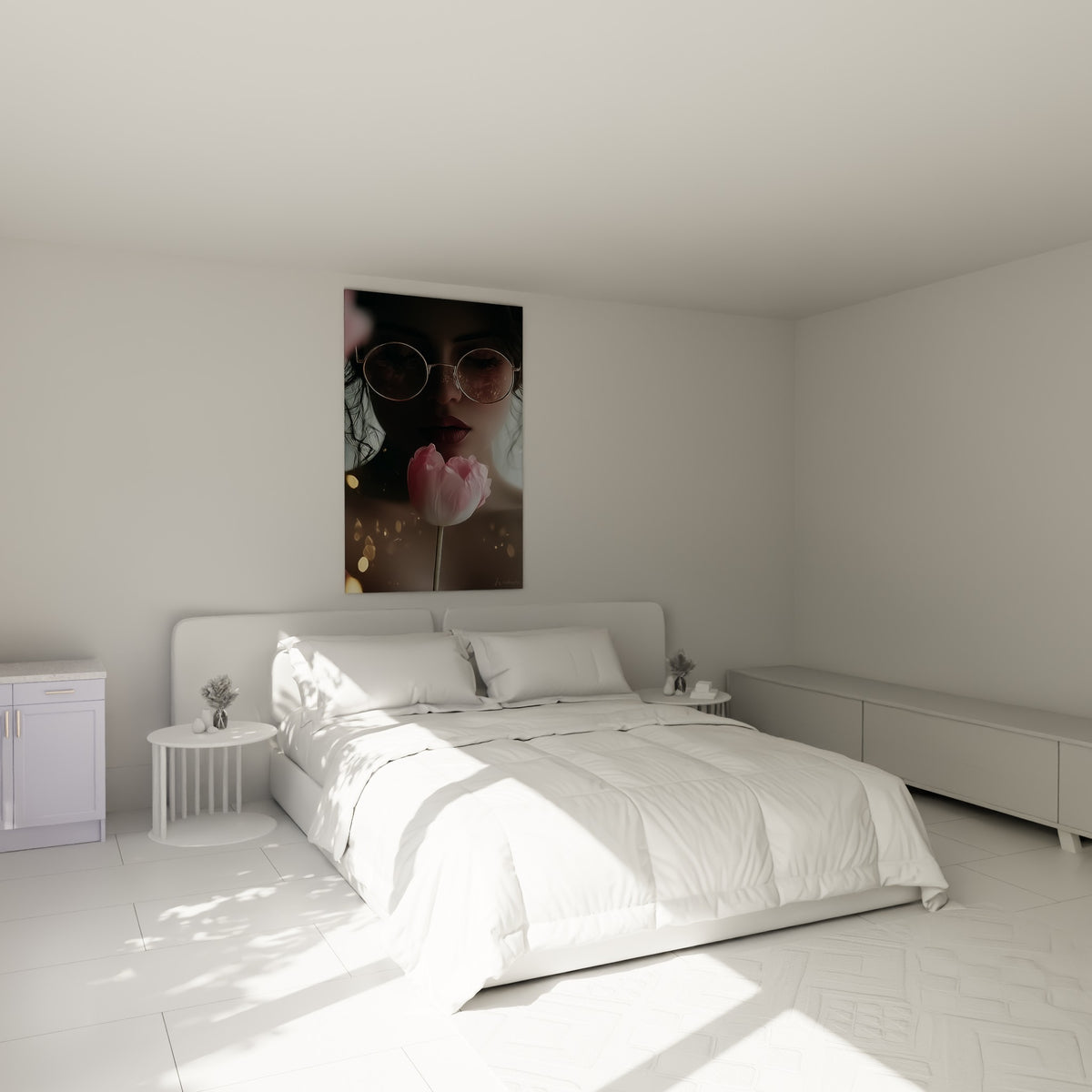 Portrait voilé et tulipe rose pastel au-dessus d'un lit dans une chambre claire