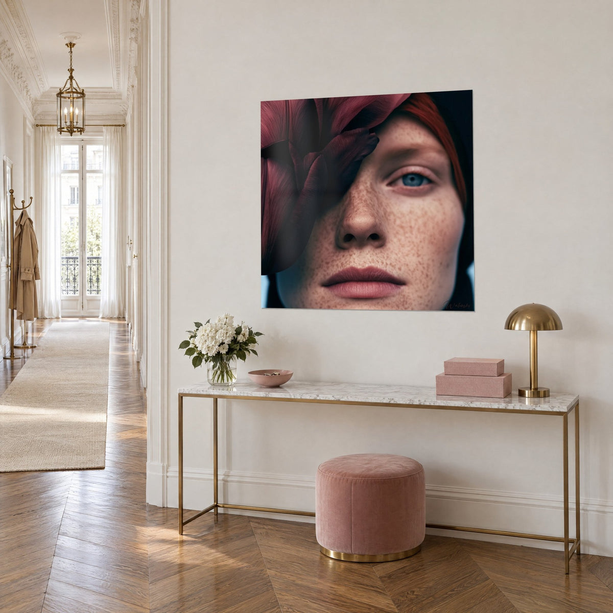 Tableau portrait gros plan d'une rousse aux taches de rousseur, pétale prune sur l'œil, vu en trois-quarts dans l'entrée