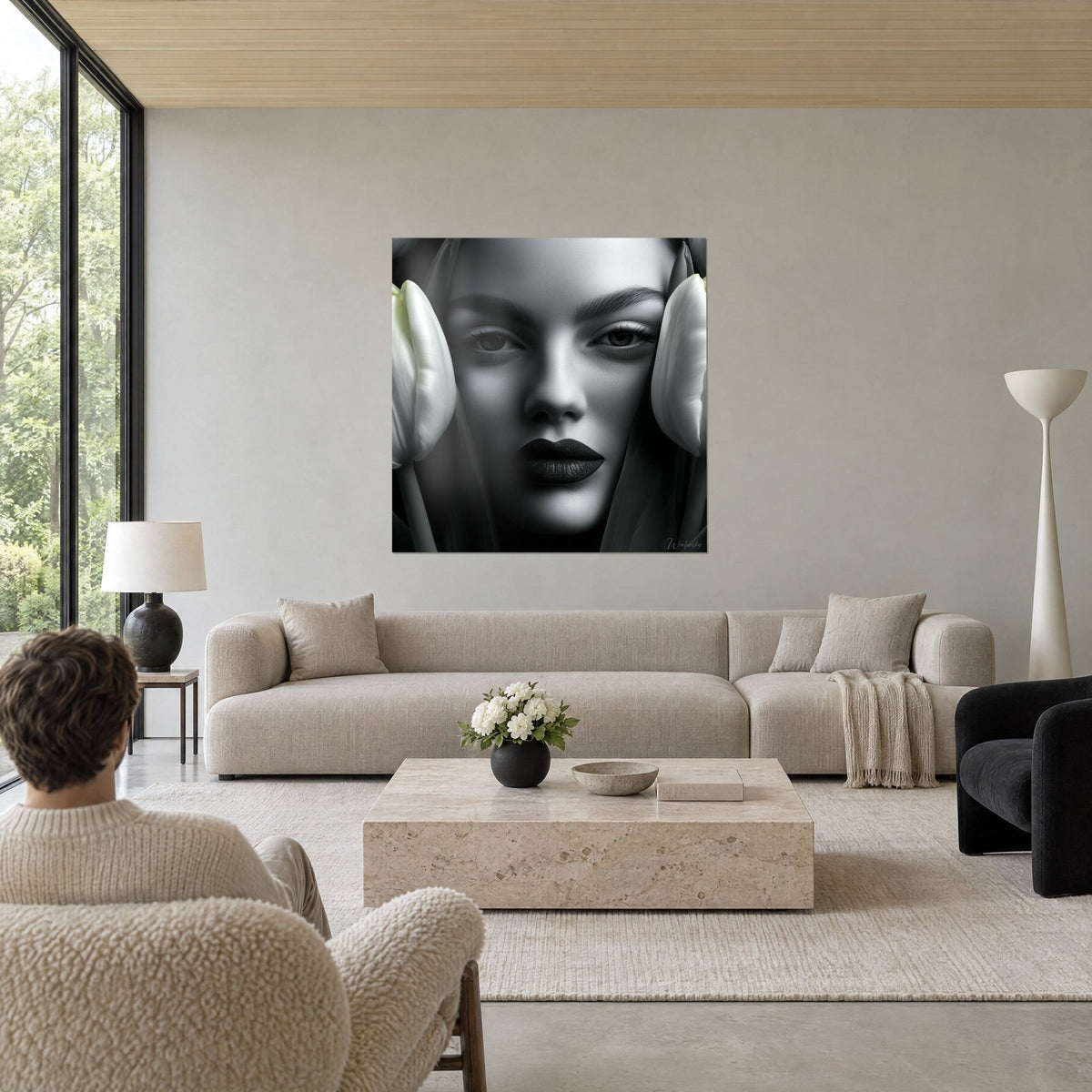 Tableau portrait féminin en noir et blanc, lèvres sombres, tulipes ivoire sur les côtés, au-dessus d'un canapé dans un salon lumineux